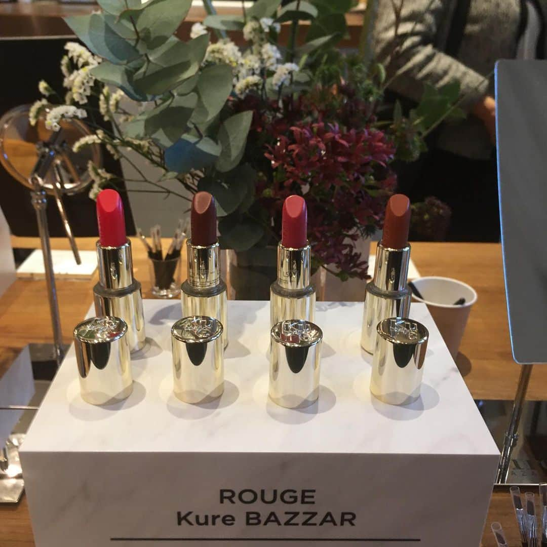 MICHIRUさんのインスタグラム写真 - (MICHIRUInstagram)「エコナチュラルなネイルカラーKure BAZAARからリップROUGE Kure BAZAARが登場💄 ナチュラルなフォーミュラで最大100%ナチュラルオリジンなリップ💋 カカオバター、クランベリーバター、ザクロバターなどのスーパーフルーツバターカクテル配合でUSDAオーガニック所得。 レフィルの容器を交換するタイプなので容器は継続して使用できるもの。 ラグジュアリー感のあるメタリック容器にファッションコンシャスなデニムサックにチェーン付き。 これならバックの中にそのまま入れても傷がつかないね😍 色のシェードはインテンスなマット８色、シマーなサテン15色、透明感のある輝きのバーム4色 ルミナイザーとクリーンの２色という全29色のバリエーション。 日本人にもよく似合う色でユキちゃんがネイルの色に合わせて実演してくれました😊 オススメはボヘミアン❗️ ルミナイザーは肌につけてハイライトにも。 . #キュアバザー　#kurebazaar #ヴィーガンリップ　 #ナチュラルオリジン #リップスティック #ルージュキュアバザー　#オーガニックリップ . 全国発売は12月6日 伊勢丹新宿店 ビューティアポセカリー11月17日先行発売」11月9日 20時48分 - barbiemichiru