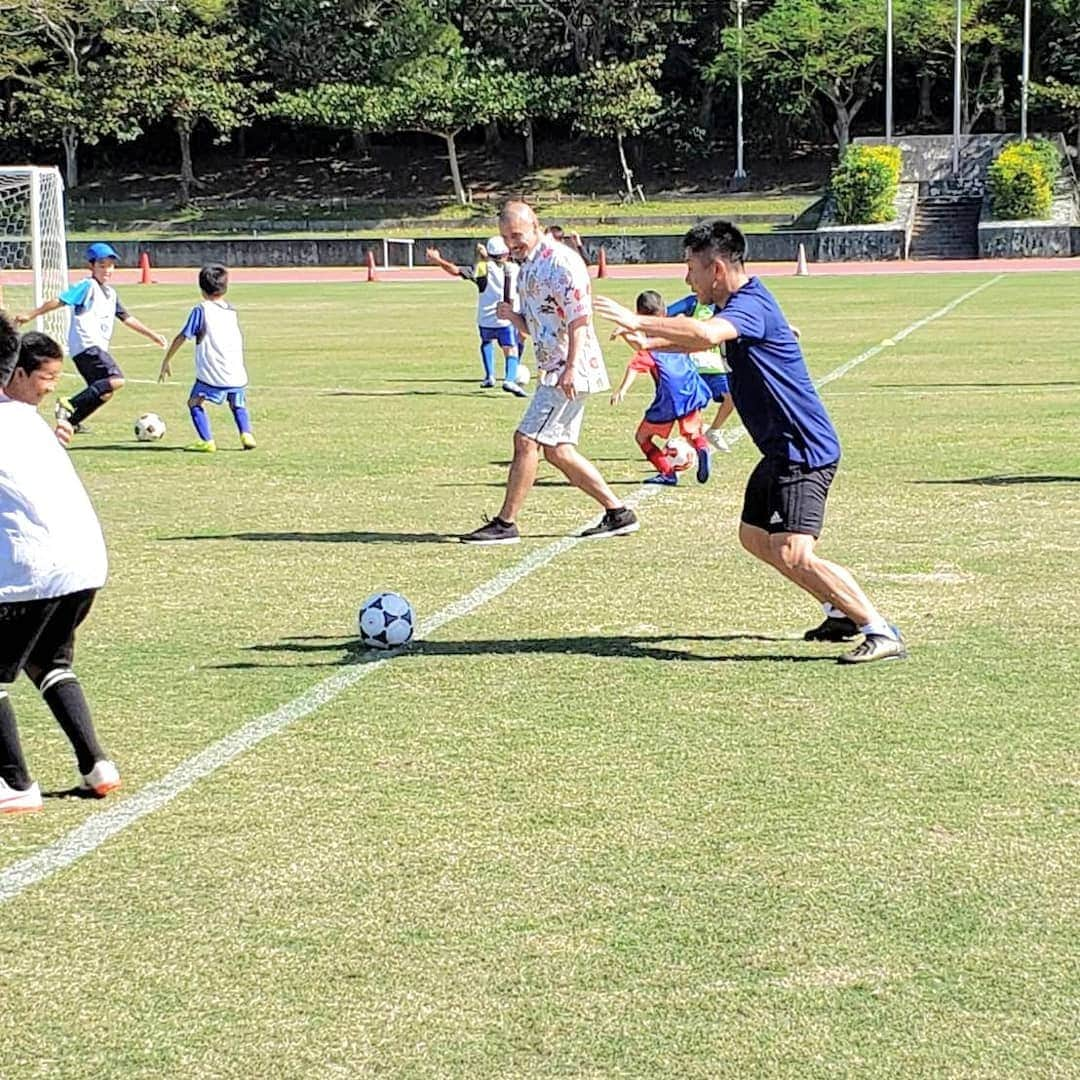 前園真聖さんのインスタグラム写真 - (前園真聖Instagram)「年内最後のKIRINさんのサッカー教室は沖縄でした⚽ #KIRIN #soccer #サッカー #沖縄 #かりゆしウェア  #前園真聖」11月9日 20時48分 - maezono_masakiyo