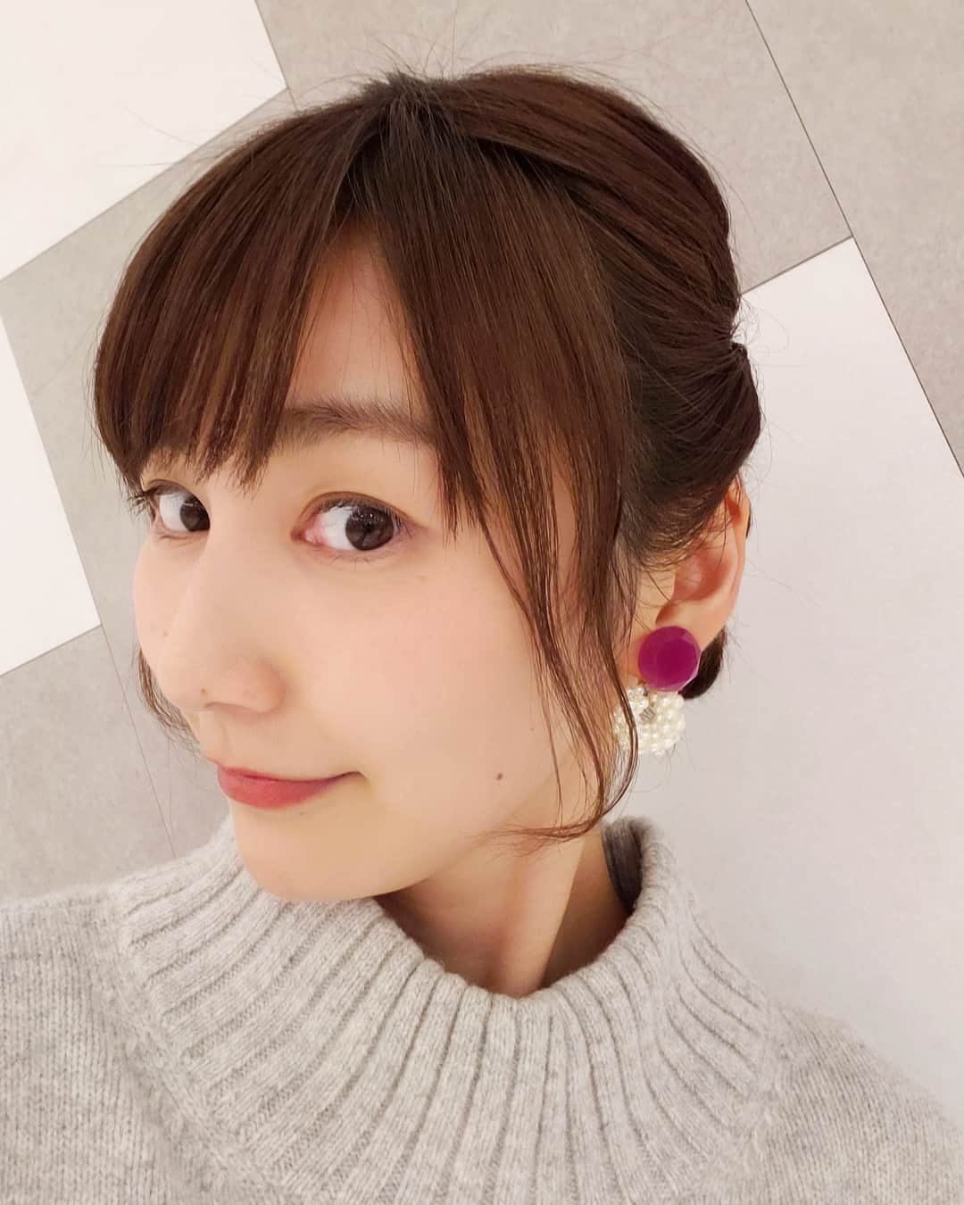 橋本真衣のインスタグラム：「. 可愛いイヤリングのおかげで ご機嫌の一日を過ごせた🙄❤ . . #昨日見つけた#作家さんのイヤリング#一目惚れ#ring」