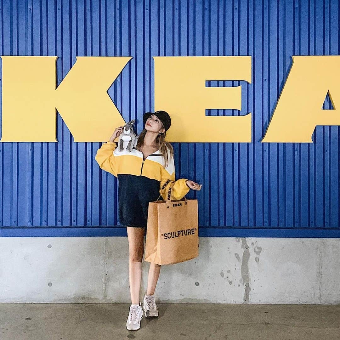 新井ニーニャさんのインスタグラム写真 - (新井ニーニャInstagram)「🧳﻿ ﻿ ﻿ ﻿ 今日から新しい家族になるコです🐰﻿ ﻿ ﻿ トップスは、去年の #FLOVE のもの🌴﻿ スニーカーは、NIKE 👟　@nike 💖﻿ ハットは、カンゴール🥅　@kangol_headwear_japan ﻿ ﻿ ﻿ ﻿ #IKEA #イケア #イケアコラボ #limitedEdition #マルケラッド #SCULPTURE #OFFWHITE #VirgilAbloh #ヴァージルアブロー  #ヴァージルアブローイケア #airmax95 #airmax #airmax95pink」11月9日 20時52分 - 22nina77