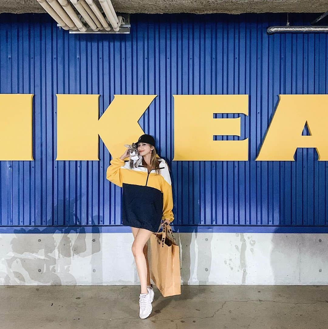 新井ニーニャのインスタグラム：「🧳﻿ ﻿ ﻿ ﻿ 今日から新しい家族になるコです🐰﻿ ﻿ ﻿ トップスは、去年の #FLOVE のもの🌴﻿ スニーカーは、NIKE 👟　@nike 💖﻿ ハットは、カンゴール🥅　@kangol_headwear_japan ﻿ ﻿ ﻿ ﻿ #IKEA #イケア #イケアコラボ #limitedEdition #マルケラッド #SCULPTURE #OFFWHITE #VirgilAbloh #ヴァージルアブロー  #ヴァージルアブローイケア #airmax95 #airmax #airmax95pink」