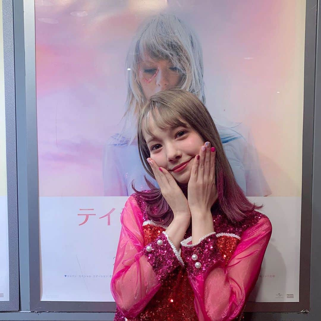 柴田あやなさんのインスタグラム写真 - (柴田あやなInstagram)「だいだいだいだいだいすきなTaylorの来日スペシャルイベントに行ってきました…😭❤︎ ME! のMVの衣装を作って、髪の毛はTaylor仕様で毛先をカラークレヨンでピンクにしました💘 そしてみんなに見てほしいのが2、3枚目のネイル🥺 イベント後でちょっとはげちゃってるところもあるんだけど… 爪の中にTaylorが宿った😭😭😭かわいい😭😭😭お母さんの知り合いの方にやっていただきました❤︎ 最後のブーメランはMVのダンスしたつもりだけどよくわかんない動画になった！！ ひさしぶりにみるTaylorに緊張しすぎて始まる前から涙止まらなくて、鼻水涙垂れ流しだった。 変わらず世界一かわいくてチャーミングで美しくて、また好きが大きくなってもはやつらい。 ずっとファンのほうをニコニコ見てて、本当に大事に思ってくれてるんだなって改めて思えたな。  スッキリのTaylorも朝から可愛さ爆発してて苦しかった😭 口パクって言ってる人いてびっくりしたけど… ぜひ音源を聴いてみてください❤︎ あまりここで語るわけにもいかないので、終わりにします。 あ、わたしが着てる衣装は ME! のMVの中から見つけてみてね！」11月9日 20時57分 - shibaobasan