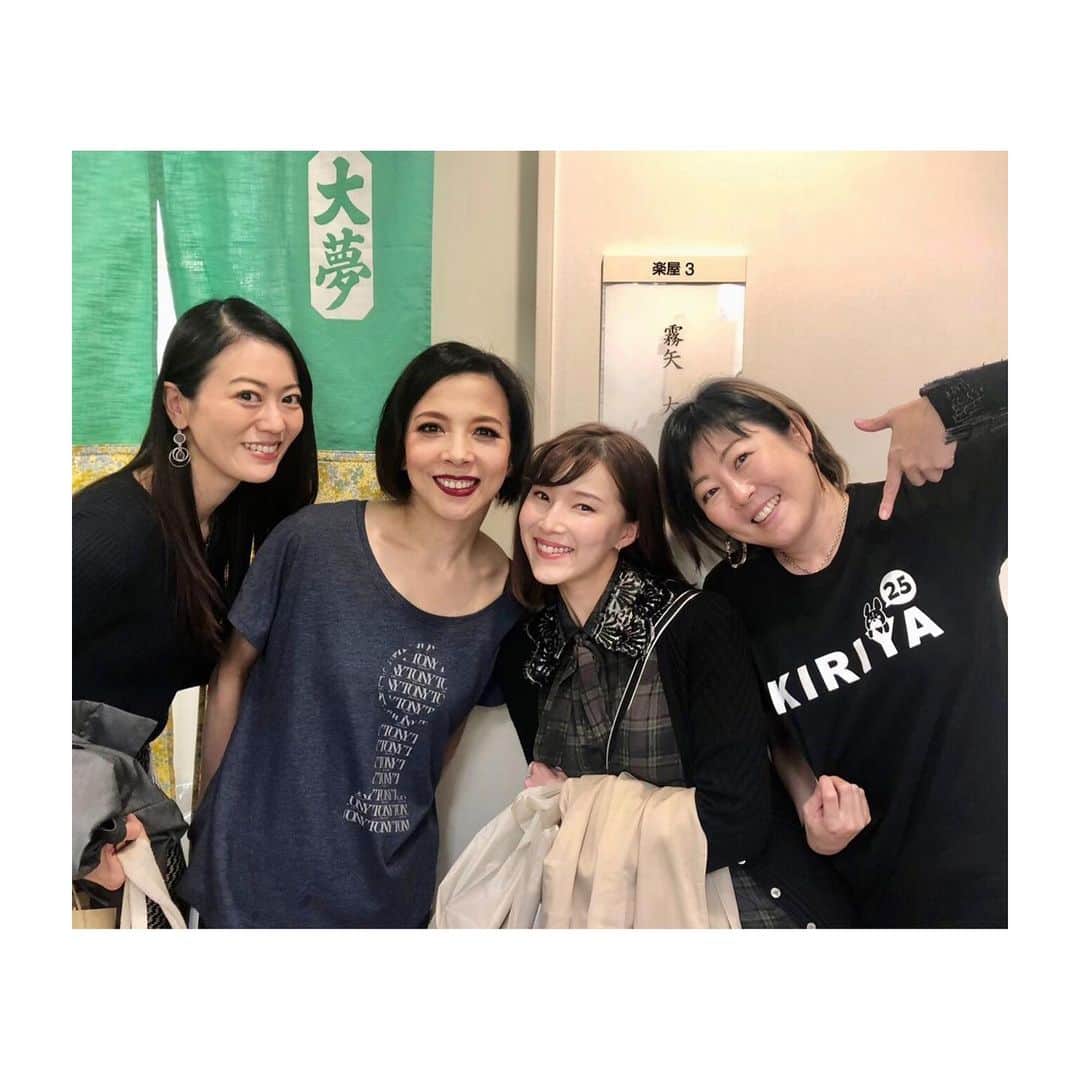 煌月爽矢のインスタグラム：「.﻿ .﻿ 先日、りなふぇいと一緒にビックフィッシュ観てきました。。。﻿ ﻿ 初演から観てるのですが、今回はキャストさんの数が減った分、皆様が随所で色んな役で出ていてそれを追うのもめっちゃくちゃ楽しかった！！！﻿ ﻿ ﻿ 映画も好きで観てましたが…﻿ 結末を知ってて見るとお父さんの目線からも息子の目線からも同時に見られる作品になりますねぇ☺️✨﻿ ﻿ ﻿ 霧矢さん、ピッタリのお役で…結婚する年齢の息子を持つ母親にも見えるのに、求婚されてる10代の女の子にも見える！！素晴らしかったです😭✨﻿ ﻿ ﻿ 私とりなさんはディナーショーでも選曲されてた『Be the hero』でテンションも上がりまくりでした♡﻿ ﻿ ﻿ #霧矢大夢　さん﻿ #彩星りおん　さん﻿ #ビックフィッシュ﻿ #Jayさんと霧矢さんの素敵な空気感﻿ #ミュージカルって元気出るなぁ #これの前で撮ろうよと言って楽屋のお名前の前を指定してたキムちゃんが思いっきり霧矢さんのお名前に被ってて可愛い件」