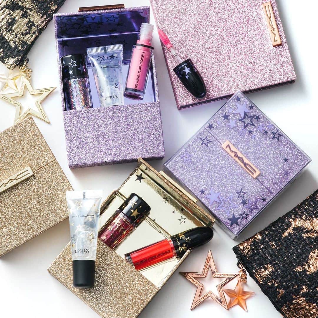 M∙A∙C Cosmetics Japanのインスタグラム：「ㅤ リッチなきらめきでホリデー気分を盛り上げるグリッター入りの限定キットが登場❄️キットに入った鮮やかなリキッドリップとクリアグロスとグリッターの色をあわせて、華やかなパーティメイクで視線を集めて✨ ㅤ ㅤ DESIGN: M·A·C ARTIST RINO KASAI @rino416⠀@macprotokyo PHOTO: @takaki_iwata ㅤ #MACクリスマスコフレ2019 #MACHoliday ㅤ ㅤ ㅤ ㅤ ㅤ #MACCosmeticsJapan #MACコスメ #MACCosmetics #コスメ #メイク #ホリデー #コフレ #クリスマスコフレ #クリスマスコフレ2019 #ホリデーシーズン #クリスマスプレゼント #リップグロス #グロス #パーティーメイク #ミニリップ #限定コスメ #ホリデーコフレ #ピンクリップ #makeup #cosme #cosmetics #holiday #holidaymakeup #holidaycollection #lipmakeup #holiday2019」