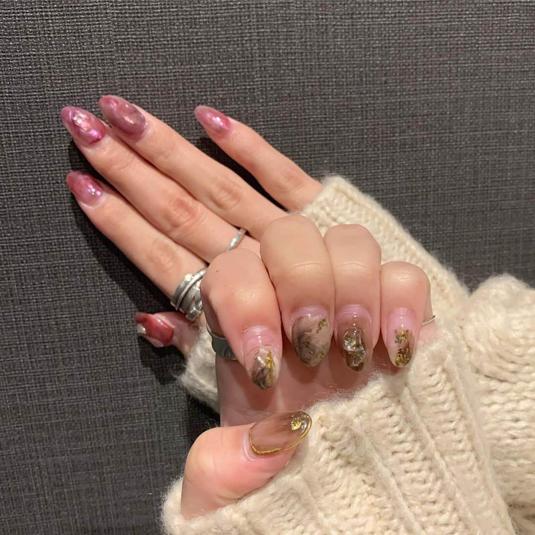 のインスタグラム：「♡♡ . . 初めてのアシメnail💅💓 . . 左手がブラウン×ゴールドのニュアンスで 右手がピンク？パープル？のニュアンス🤭💕 . . ストーンは両手とも透明のストーン💋 . . このネイル友達からも 人気で嬉しい🥺💗 . . 毎日見てはうっとりしてる😍✨ . . #nail #newnail #pinknail #ピンクネイル #ネイル #ピンク #mai___nail #ネイルデザイン #可愛い #ニュアンスネイル #ニュアンス #ニュアンスネイルデザイン #デザインネイル #ストーンネイル #秋ネイル #グラデーションネイル #アクセ #アクセサリー #accessory #指輪 #リング #ring #シルバーリング #シルバーアクセサリー #シルバー #silver #ブラウンネイル #ブラウン #アシメネイル #アシンメトリーネイル」