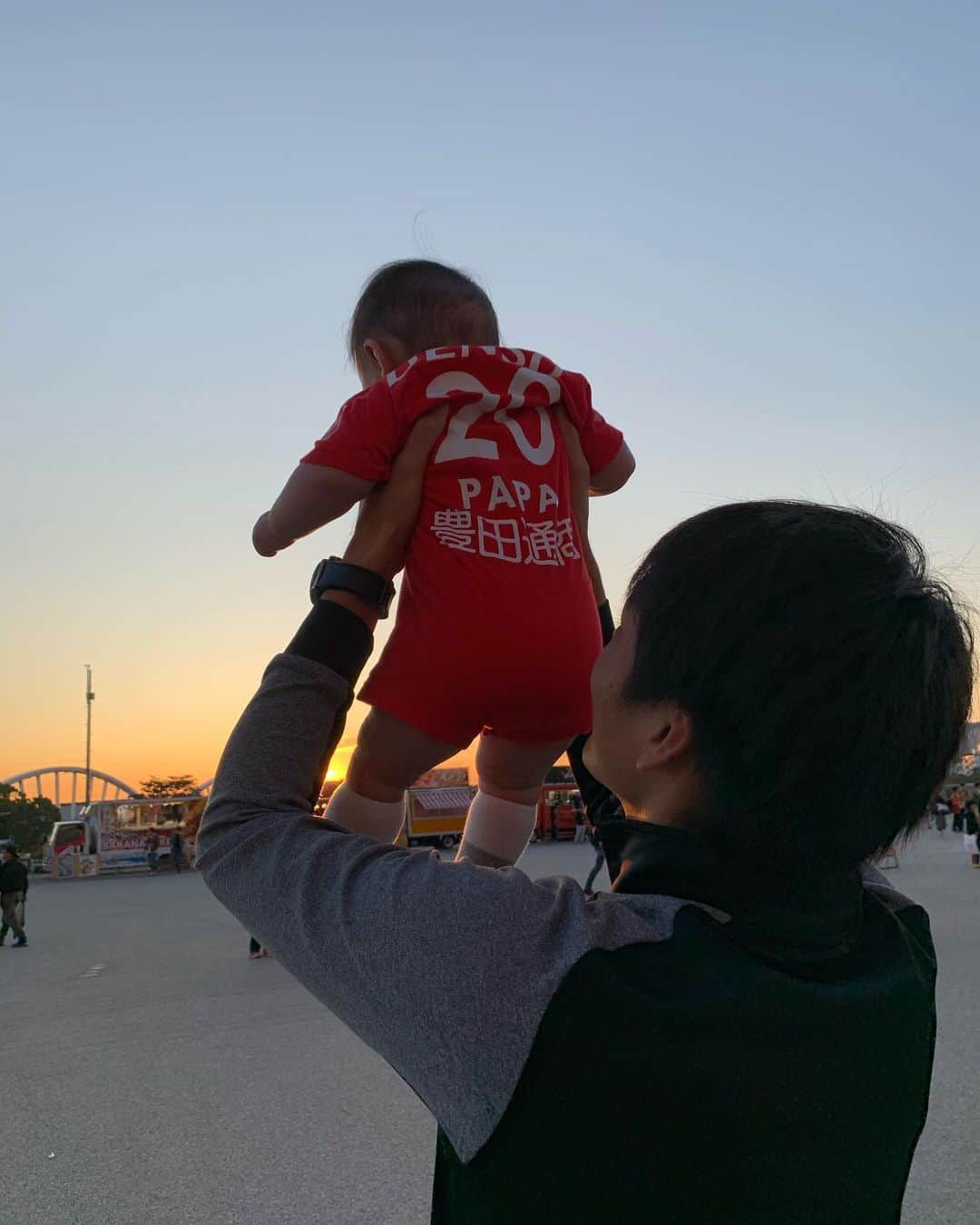 中谷進之介のインスタグラム：「勝利！！ なかなか苦しい時期が続いていましたので久しぶりの勝利は気持ちいいですね！！ 皆さんのサポートに感謝です。  #試合後の空がめっちゃ綺麗だった #娘はこの写真の後すぐ暖かい洋服着ています😋😋 #このロンパースお気に入り」