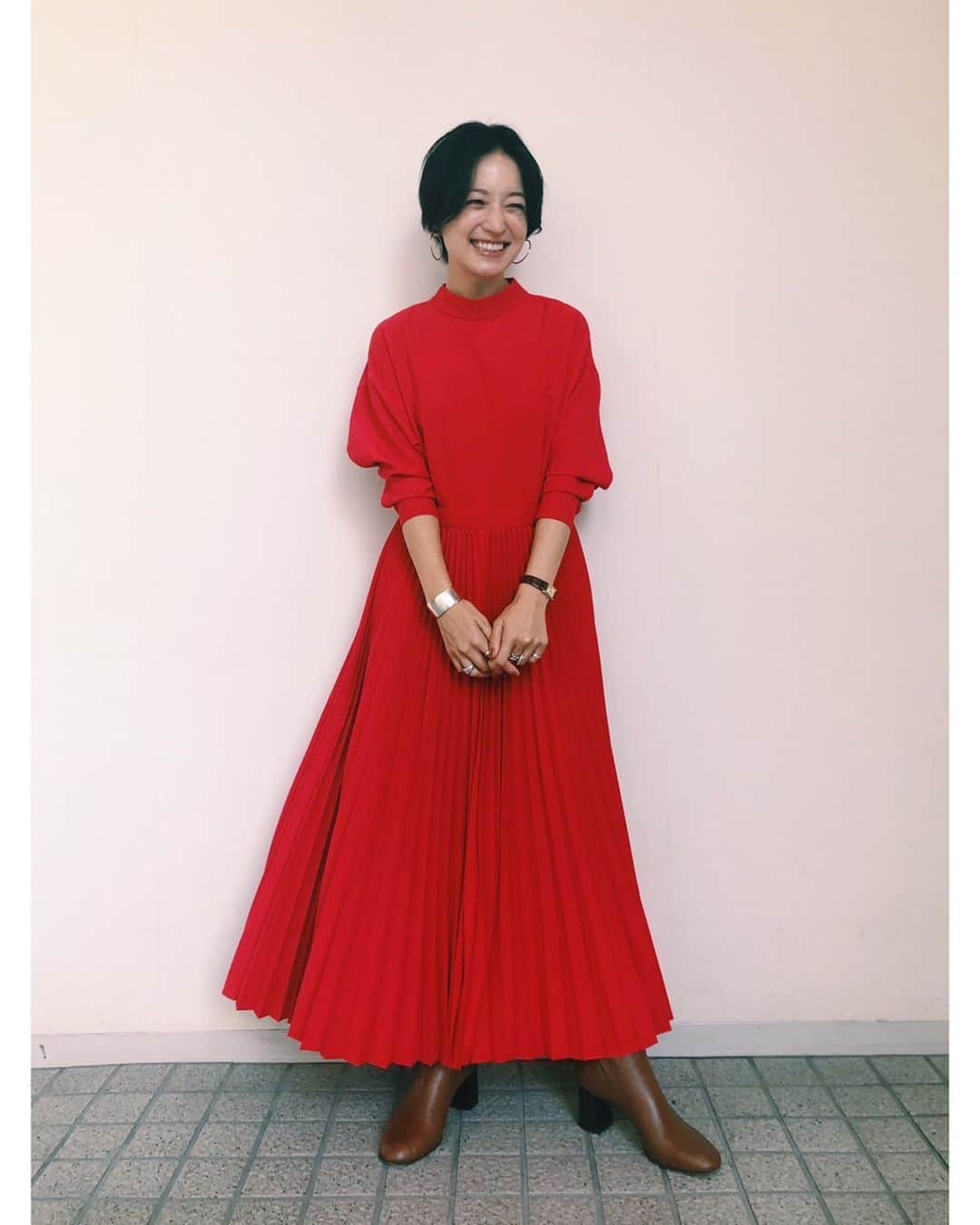 高山都さんのインスタグラム写真 - (高山都Instagram)「真っ赤って勇気がいるけど、元気が出る色。 今日は　@renovation_expo_tokyo でトークショーでした。 素材が柔らかいジャージー的な感じなので、トゥーマッチにならないから着やすい。 小物は茶色合わせで。 one-piece @lephil_official  boots @31philliplim  #都ふく」11月9日 21時03分 - miyare38