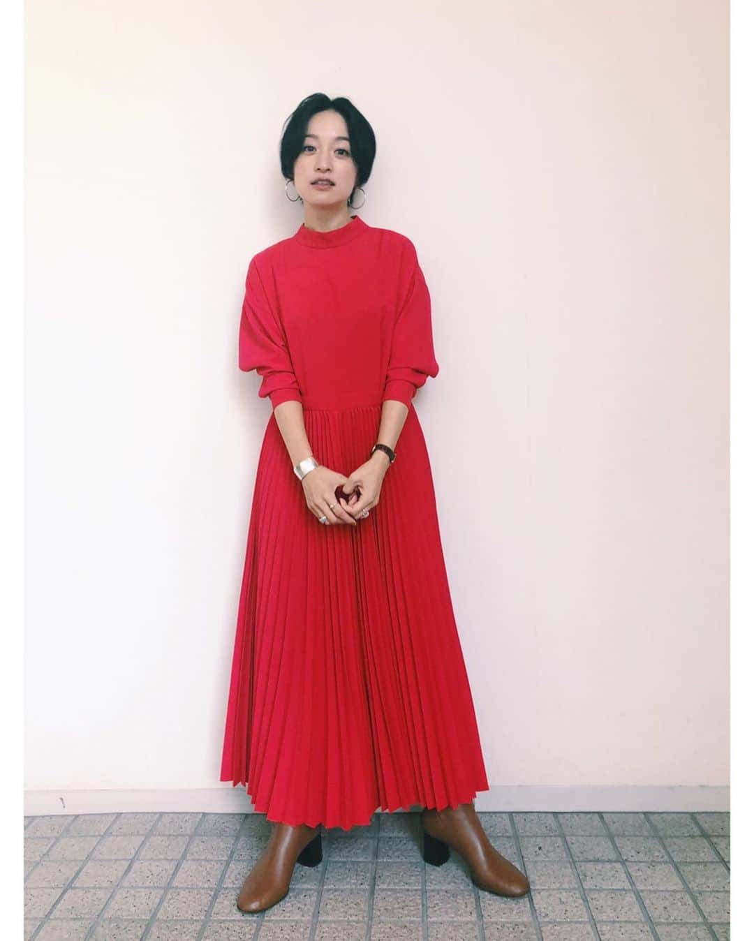 高山都さんのインスタグラム写真 - (高山都Instagram)「真っ赤って勇気がいるけど、元気が出る色。 今日は　@renovation_expo_tokyo でトークショーでした。 素材が柔らかいジャージー的な感じなので、トゥーマッチにならないから着やすい。 小物は茶色合わせで。 one-piece @lephil_official  boots @31philliplim  #都ふく」11月9日 21時03分 - miyare38