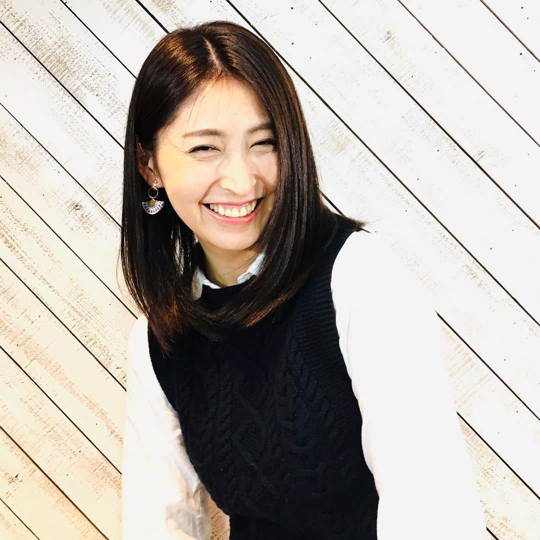 長谷部瞳のインスタグラム：「ずっと カカオ系だったのですが 初めてパープルブラウンにチャレンジ🍀  艶と温かみのあるカラーになりました🎀 トリートメントもして、指通り最高〜！ 北山さん、いつもありがとう✂️ 安心と信頼のAnieです。  Anie hair salon artist:Dai Kitayama 03-6721-0666 anie-hair.com 150-0001 東京都渋谷区神宮前4-1-19 JKビル1F  #anie #表参道 #美容院 #ヘアメンテ #ダメージケア #サラサラヘアー #ヘアカラートレンド」
