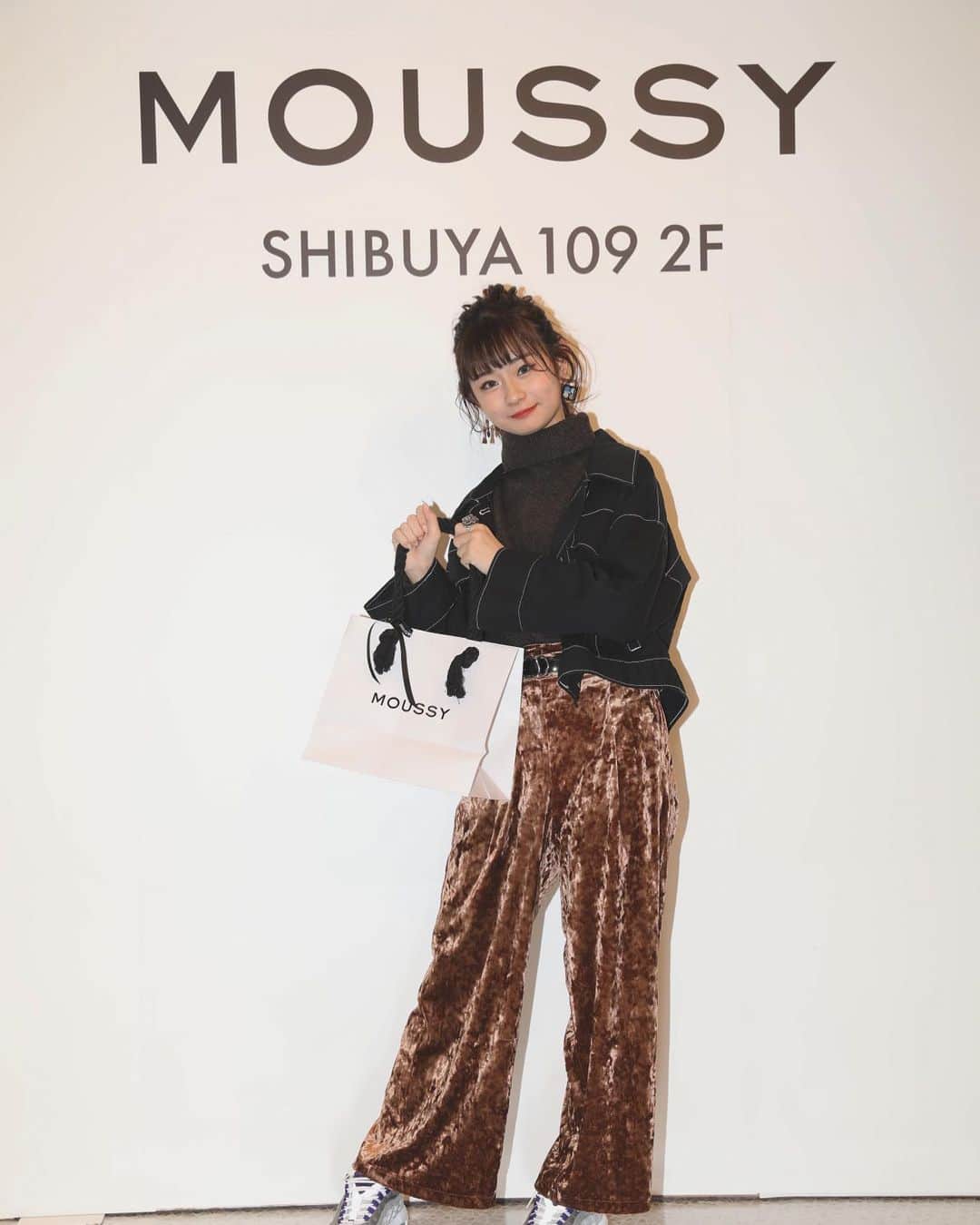 かれんのインスタグラム：「MOUSSY SHIBUYA109店にお邪魔してきました〜‪︎❤︎‪︎ どれもこれも可愛くてめちゃくちゃ悩んだよ(´˘`＊) みんなも是非行ってみてね‪︎‬ ‪︎☺︎ @moussyofficial  #MOUSSY #MOSSY_PR」