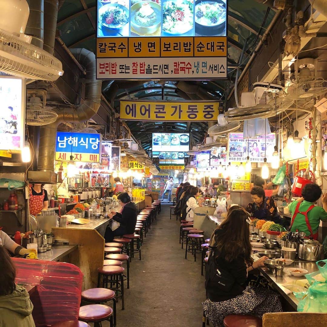 KOZLIFEさんのインスタグラム写真 - (KOZLIFEInstagram)「** 【 #STIIKの旅 】 カルグクスとは韓国のおうどん。 特徴は海鮮系、牛、鶏などいろんな出汁でできた白いスープ。 韓国ソウルではカルグクス横丁があって、そこの通りではカルグクスだけを提供するお店が多く並んでいます。ほとんどのお店にはカルグクス以外にビビンバもあります。注文したらキムチや韓国漬物が出てきますが、さらにサービスとして冷麺も出てくるのです！超満足！！ ランチタイムは人が多すぎるので、おすすめは朝早く行くといいです！ 韓国のお箸はステンレスでできているので、うどんを食べるとつるんと滑ります。そしてお箸はかくばっているので持ちづらいので、マイ箸のSTIIKを持ってきて良かった〜！！！ ▶︎ @kozlife_tokyo . #KOZLIFE #kozlife_tokyo #LoveFoodLoveLife  #STIIK #chopsticks #travelgram #Seoul #カルグクス #カルグクス横丁 #kalguksu #うどん #お箸 #韓国料理 #ソウル #韓国 #マイ箸 #stiikの旅 #젓가락 #筷子 #일제 #日本制造」11月9日 21時18分 - kozlife_tokyo