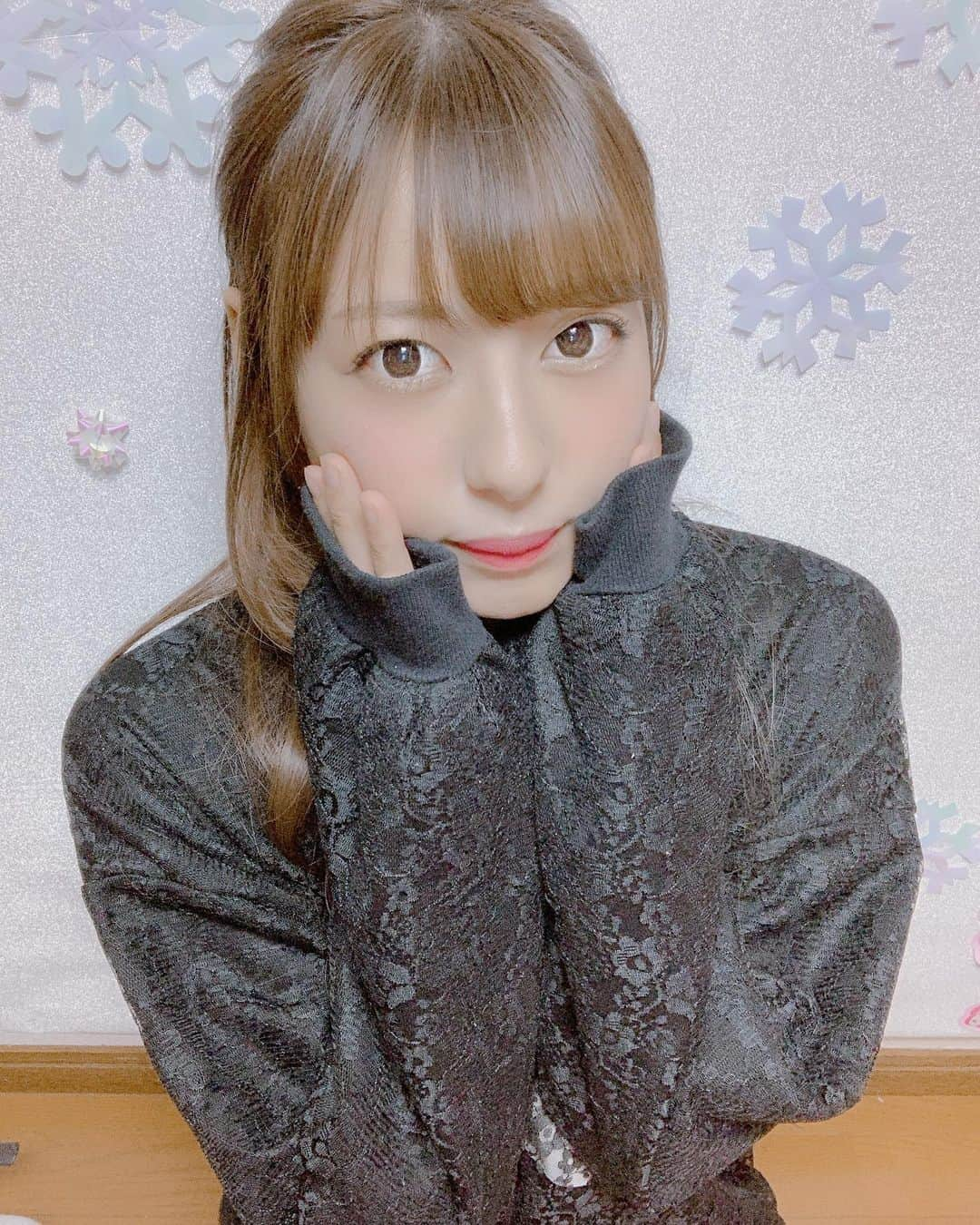 河合くるみさんのインスタグラム写真 - (河合くるみInstagram)「・ ・ さむい( '-' )❄️ そろそろ冬眠したい( '-' ) ・ ・ 冬に向けてテンションあげるために 新しいイヤリング買ってきたんだ〜🥰 ・ 2019年あと少し、、、😳 ・ ・ #巻き髪 #ハーフアップ #セルカ #冬 #寒い #モチベ #自撮り女子 #instagood #instafashion #instalike」11月9日 21時27分 - 6v6_krm