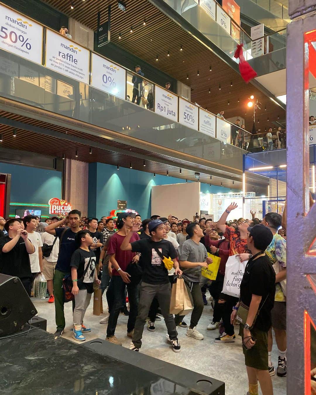 石川涼さんのインスタグラム写真 - (石川涼Instagram)「インドネシア、ジャカルタでのイベント“ @urbansneakersociety ”に呼んでもらいました。このイベントは3日間で3万人強の来場者があるジャカルタで一番のストリートイベントだそうです。  マレーシアに続いて未開の地で #FR2 ファンも沢山来てくれて本気で幸せ！  そして来週は北京！  頑張るぞー  #urbansneakersociety#USS#jakarta #FR2#fxxkingrabbits#smokingkills」11月9日 21時39分 - vanquishceo
