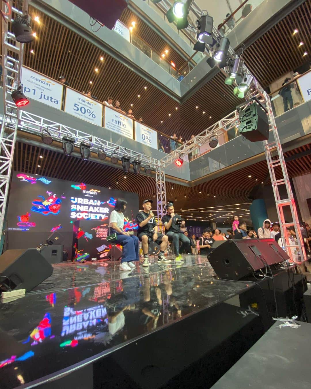 石川涼のインスタグラム：「インドネシア、ジャカルタでのイベント“ @urbansneakersociety ”に呼んでもらいました。このイベントは3日間で3万人強の来場者があるジャカルタで一番のストリートイベントだそうです。  マレーシアに続いて未開の地で #FR2 ファンも沢山来てくれて本気で幸せ！  そして来週は北京！  頑張るぞー  #urbansneakersociety#USS#jakarta #FR2#fxxkingrabbits#smokingkills」