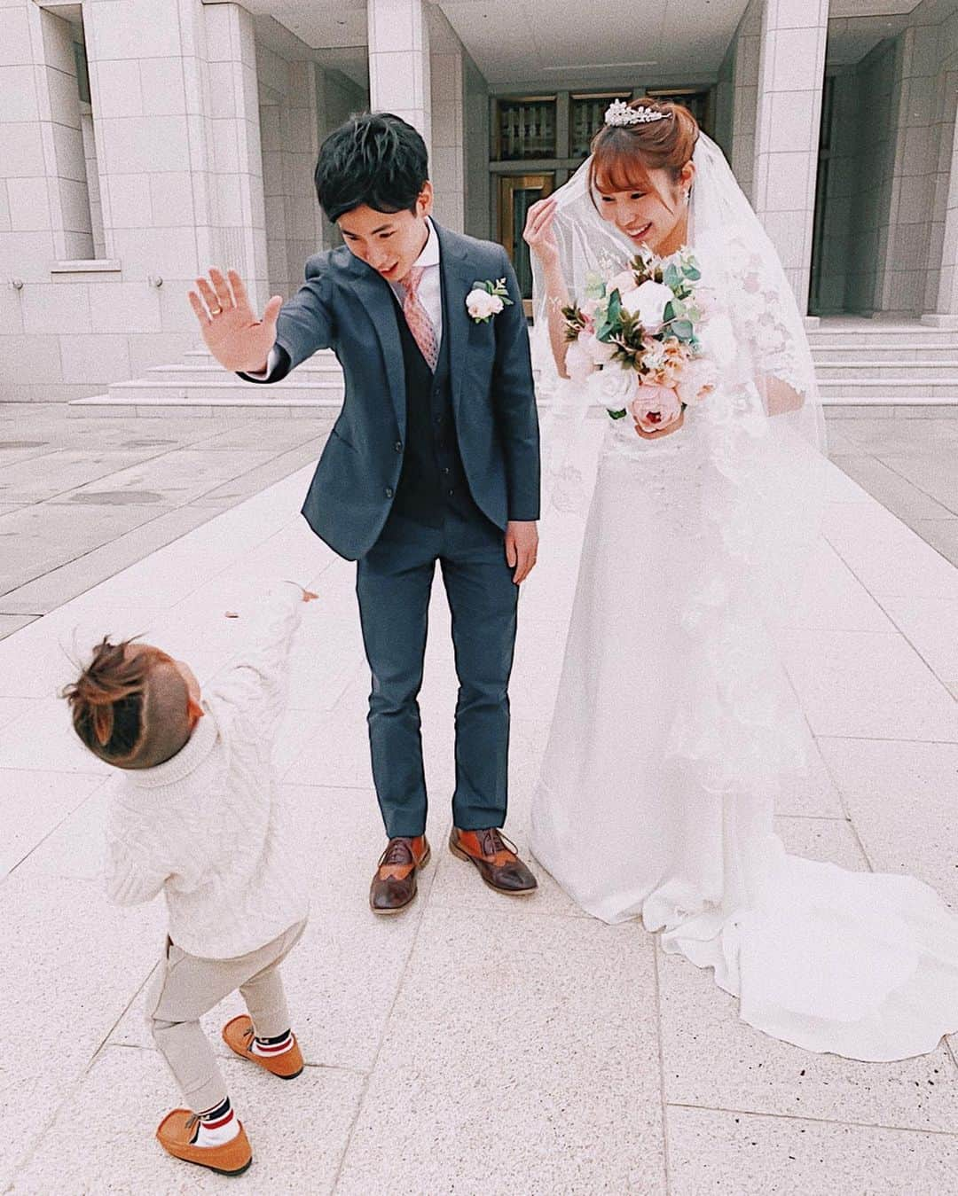 -LIFE IS FUN-さんのインスタグラム写真 - (-LIFE IS FUN-Instagram)「𖤓 Happy Wedding💐♡ 家族が増えるって本当に幸せ☺️ ようちゃんと結婚して 義理兄弟がたくさんできて 何かあれば皆んなで集まりお祝いして いつも幸せを家族皆んなで共有するんだ🤝 本当に愛に溢れてる家族♡ そうやって受け継がれていって どんどん家族が増えて 広がっていくことの幸せを 改めて感じさせてくれた☺️✨ 2人の純粋な愛の誓いに思わず涙😭 とっっっても素敵な時間を本当にありがとう♡ これからもずっとよろしくね〜💏 皆んな、👦🏽と遊んでくれてありがとう😘 #まさか親戚になるとは #人生どうなるか分からないね #すべては幸せになるため #家族は永遠に #wedding  #temple #familyphoto #1026」11月9日 21時32分 - kiyoko1207