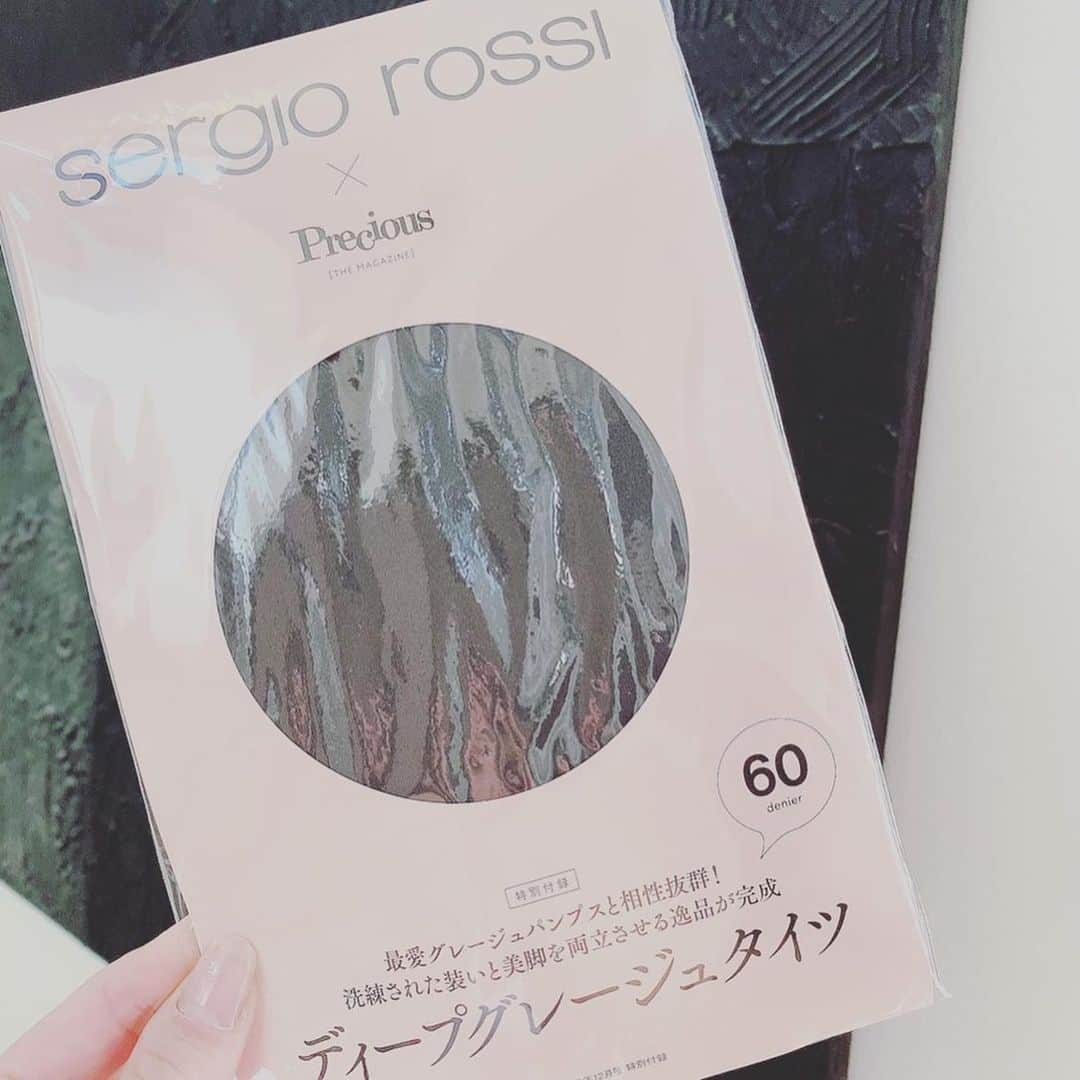 真樹麗子さんのインスタグラム写真 - (真樹麗子Instagram)「@precious.jp  今月号の付録💕 @sergiorossi とPreciousがコラボした、ディープグレージュタイツ👠✨ 今の気分にぴったりのお洒落なカラーが嬉しくて、早速履いてミッドタウンにお出かけ🛍  カーキのワンピースに、ブラックブーティーのコーデを素敵にスタイルアップしてくれる秀逸なディープグレージュカラーは、さすがセルジオロッシ✖️Preciousコラボの今月号でしか手に入らない絶妙ニュアンスカラー✨  しかも、上質な60デニールなので、この秋冬に大活躍間違いなしです✨ 次は、ネイビーに合わせてみたいかも👗  皆様にも、今すぐこの秋のコーディネイトに取り入れて頂きたいマストアイテムです💕  @sergiorossi @precious.jp  #sergiorossi #セルジオロッシ #グレージュタイツ #precious付録#ディープグレージュ #ディープグレージュタイツ#タイツ好きな人と繋がりたい#preciousjp#真樹麗子のファッションtips dress @prada タイツ　@sergiorossi  booty @sergiorossi  Bag @hermes」11月9日 21時32分 - makiofficial_0718