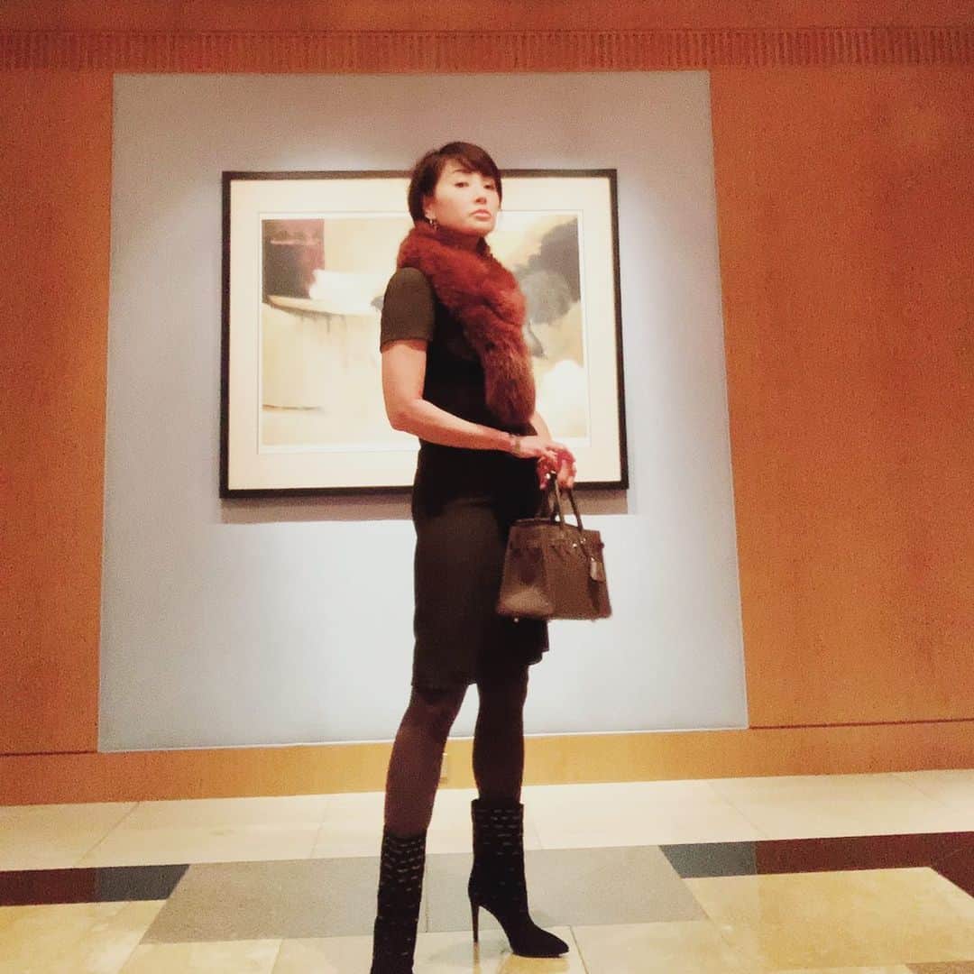真樹麗子さんのインスタグラム写真 - (真樹麗子Instagram)「@precious.jp  今月号の付録💕 @sergiorossi とPreciousがコラボした、ディープグレージュタイツ👠✨ 今の気分にぴったりのお洒落なカラーが嬉しくて、早速履いてミッドタウンにお出かけ🛍  カーキのワンピースに、ブラックブーティーのコーデを素敵にスタイルアップしてくれる秀逸なディープグレージュカラーは、さすがセルジオロッシ✖️Preciousコラボの今月号でしか手に入らない絶妙ニュアンスカラー✨  しかも、上質な60デニールなので、この秋冬に大活躍間違いなしです✨ 次は、ネイビーに合わせてみたいかも👗  皆様にも、今すぐこの秋のコーディネイトに取り入れて頂きたいマストアイテムです💕  @sergiorossi @precious.jp  #sergiorossi #セルジオロッシ #グレージュタイツ #precious付録#ディープグレージュ #ディープグレージュタイツ#タイツ好きな人と繋がりたい#preciousjp#真樹麗子のファッションtips dress @prada タイツ　@sergiorossi  booty @sergiorossi  Bag @hermes」11月9日 21時32分 - makiofficial_0718