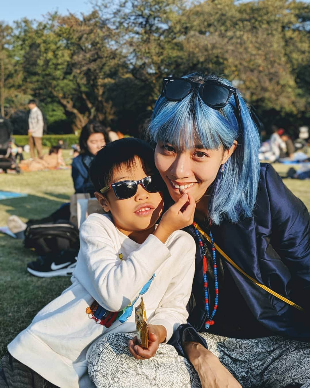 草野絵美さんのインスタグラム写真 - (草野絵美Instagram)「Picnic with my little bae🍁🍂🍃 アーモンド口にいれてくれた😳❣️笑 . . #almost7 #datewithbae #bluehaircolor」11月9日 21時37分 - emiksn