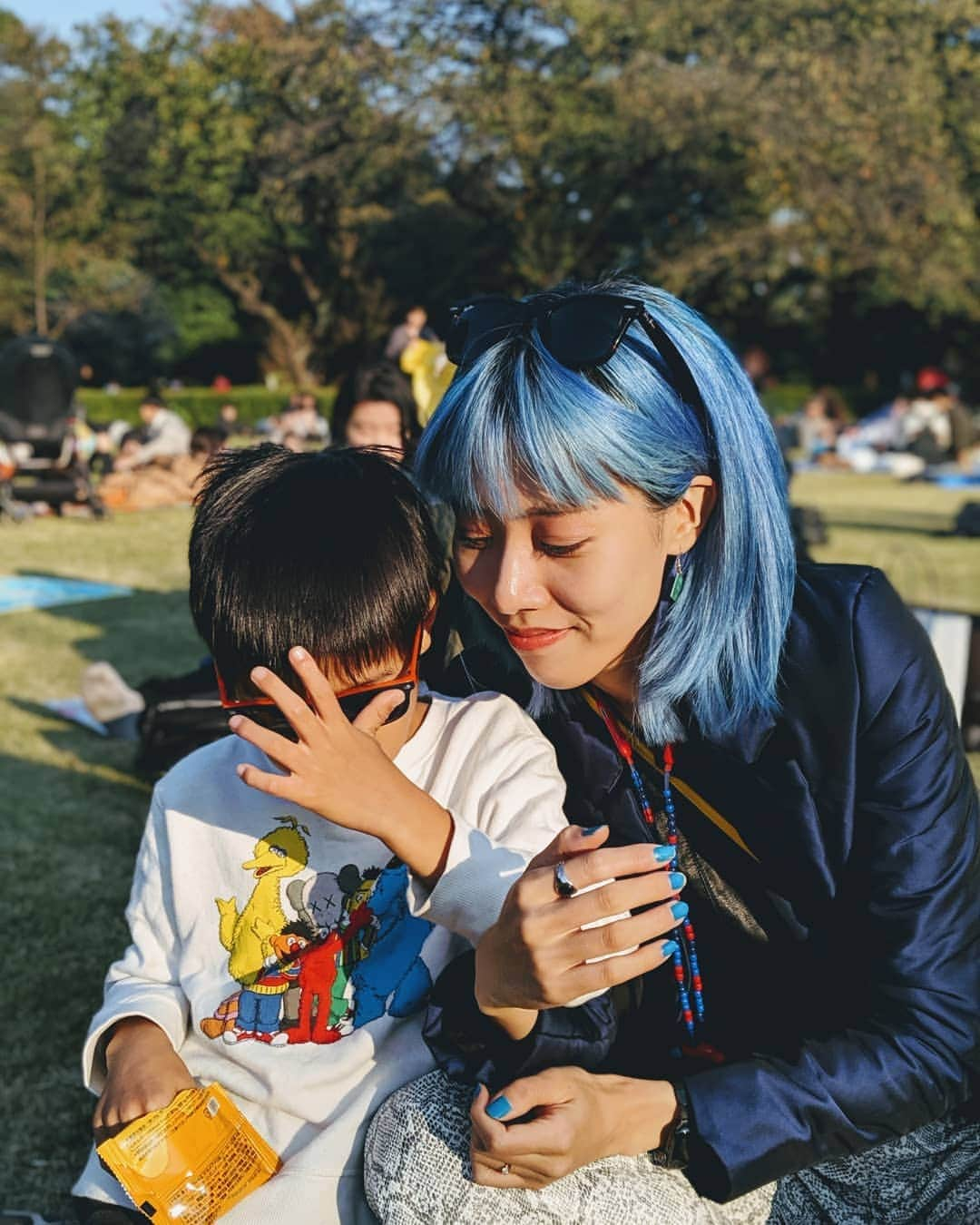 草野絵美さんのインスタグラム写真 - (草野絵美Instagram)「Picnic with my little bae🍁🍂🍃 アーモンド口にいれてくれた😳❣️笑 . . #almost7 #datewithbae #bluehaircolor」11月9日 21時37分 - emiksn