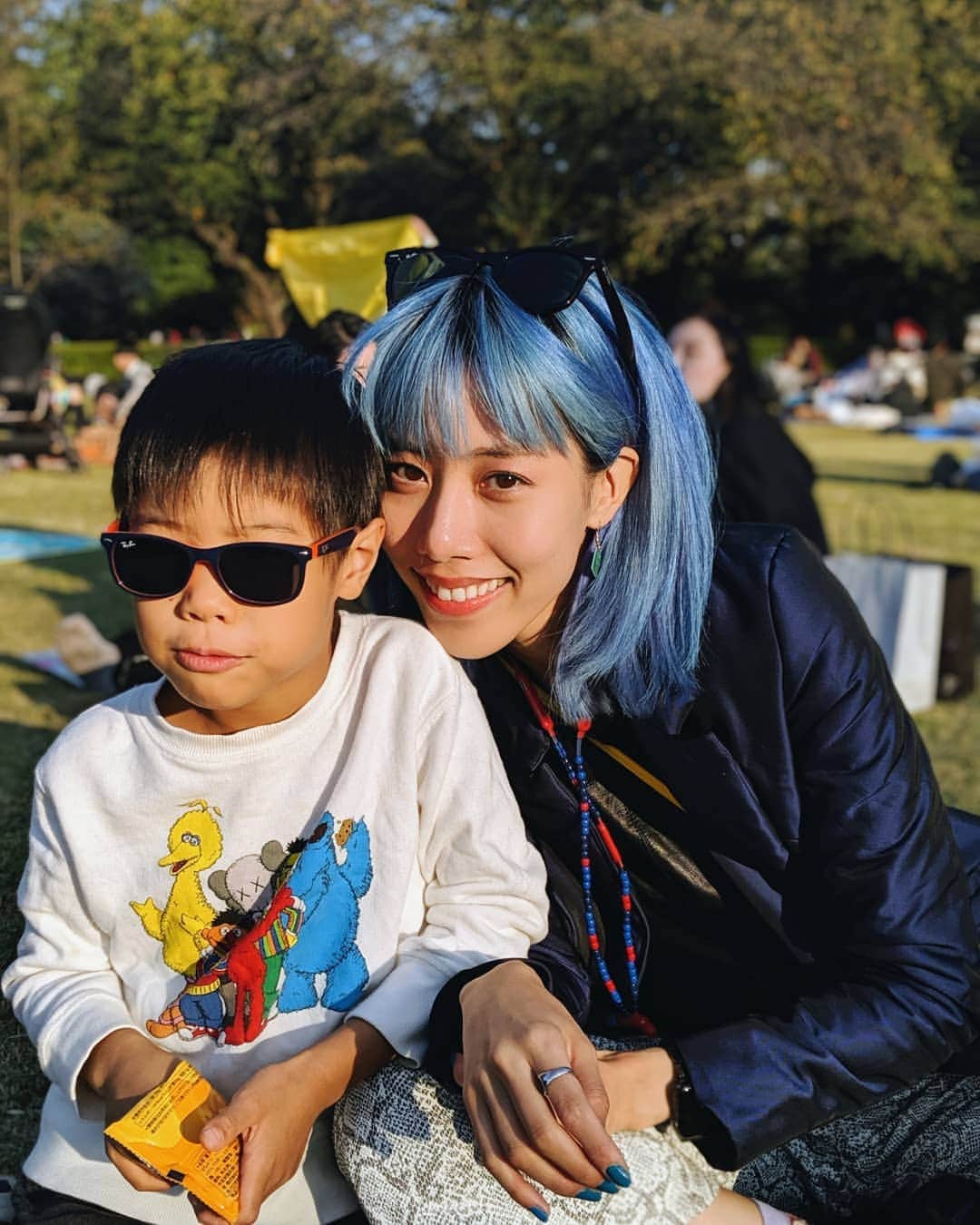 草野絵美のインスタグラム：「Picnic with my little bae🍁🍂🍃 アーモンド口にいれてくれた😳❣️笑 . . #almost7 #datewithbae #bluehaircolor」