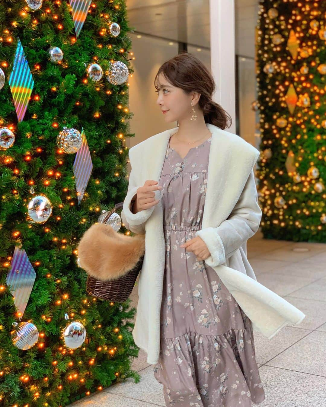 中田絵里奈さんのインスタグラム写真 - (中田絵里奈Instagram)「. もう街がキラキラしてました🎄 1年早いなぁ…☺︎ . 寒かったので今日もアウター羽織ってました♡ 中はお気に入りのワンピース👗 . . #イルミネーション #coordinate #vaniller #ootd #ムートンコート #マキシワンピース」11月9日 21時48分 - erinanakata