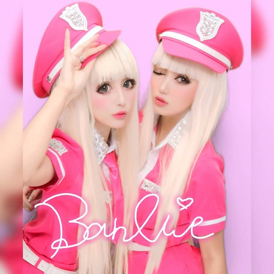 鈴木愛美さんのインスタグラム写真 - (鈴木愛美Instagram)「💓🔫💓🔫💓🔫💓🔫💓 . Pink police Barbie...💋 #Halloween . 衣装は、今年も @dress_sugar 🛍💕 . . . #ねもまにゃ」11月9日 21時43分 - x.manya.x