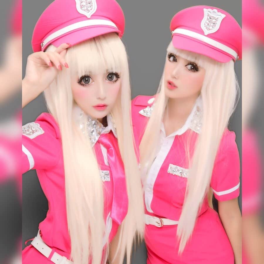 鈴木愛美さんのインスタグラム写真 - (鈴木愛美Instagram)「💓🔫💓🔫💓🔫💓🔫💓 . Pink police Barbie...💋 #Halloween . 衣装は、今年も @dress_sugar 🛍💕 . . . #ねもまにゃ」11月9日 21時43分 - x.manya.x