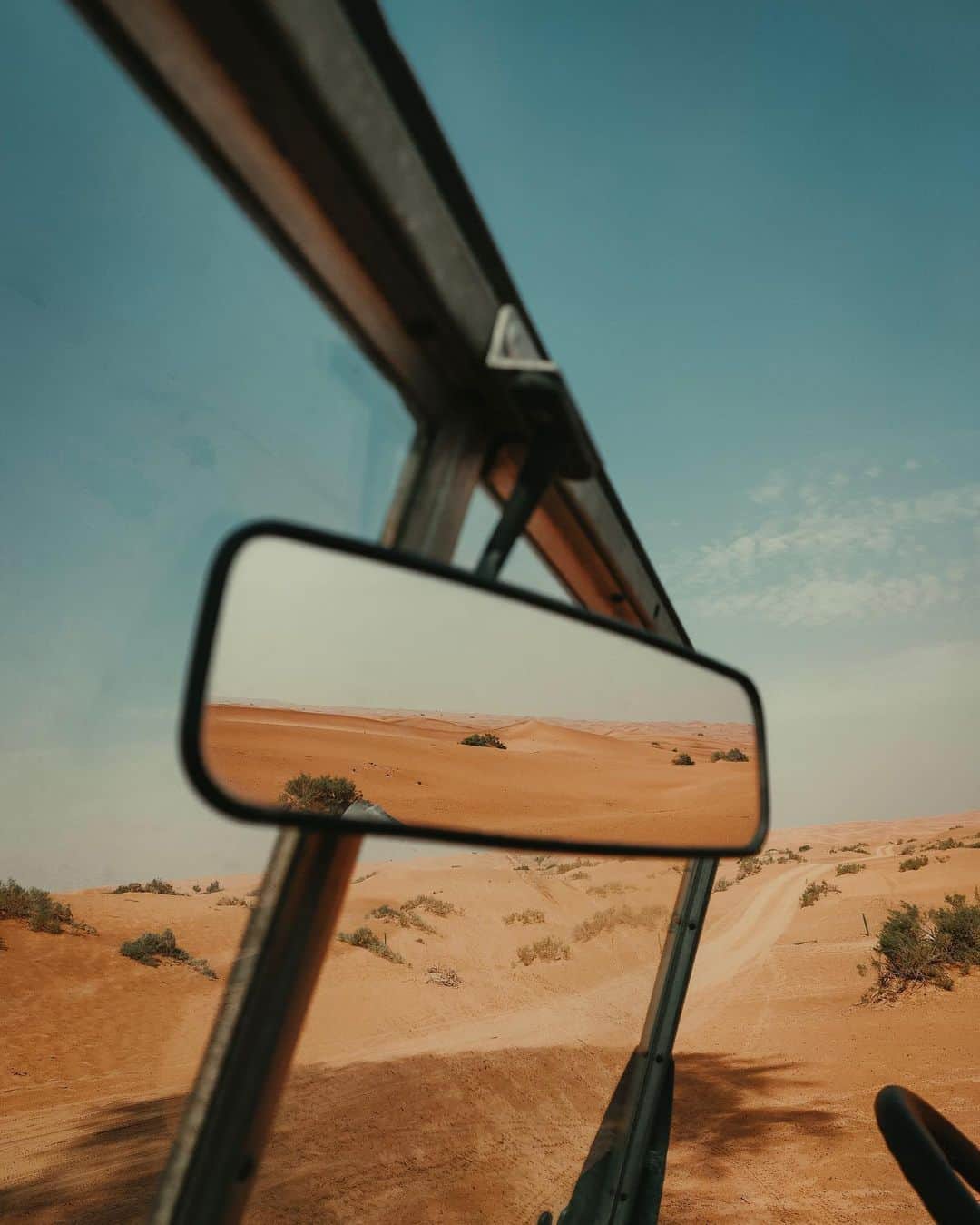 Putri Anindyaのインスタグラム：「Desert stories // stills from my last trip in Dubai. These photos are taken with my #realme5pro . Their 48mp quad camera spoiled me much. Also, right now i’m in the state when you travel a lot and have so many pictures taken but haven’t find the good mood to edit them. Kinda thankful I edited these before it happened lol.  Have you been in this kind of state? If you have, can you give me some tips to avoid this dull mind? . . . #realmeindonesia @realmeindonesia」