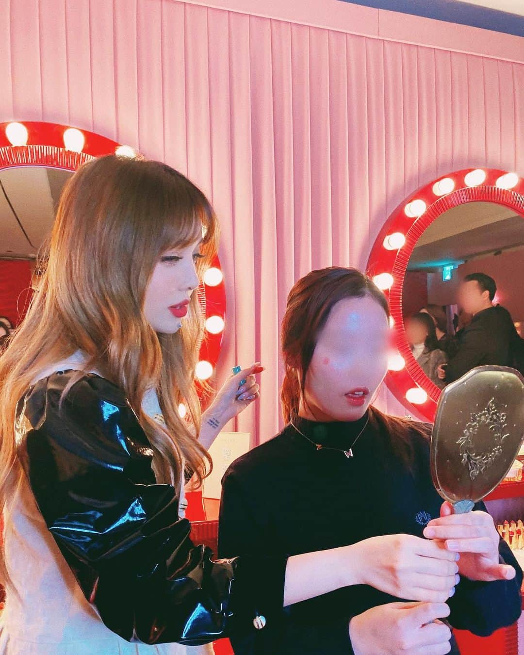 ポニーのインスタグラム：「. @GucciBeauty 와 함께 했던 밋업 행사에 자리를 빛내주신 모든 분들 정말 감사드립니다!🌹 다들 조심히 귀가하셨길 바라요.🥰💜💜💜 좋은 기회 주신 @GucciBeauty @LotteDutyFree 감사드립니다. 덕분에 오늘 너무 멋지고 값진 하루였어요!!!💋 . A big thank you for everyone who came out for my Meet-and-Greet with @GucciBeauty !  @GucciBeauty and @LotteDutyFree 💋 you made my day! . #GucciBeauty #GucciBeautySeoul @GucciBeauty @LotteDutyFree .」