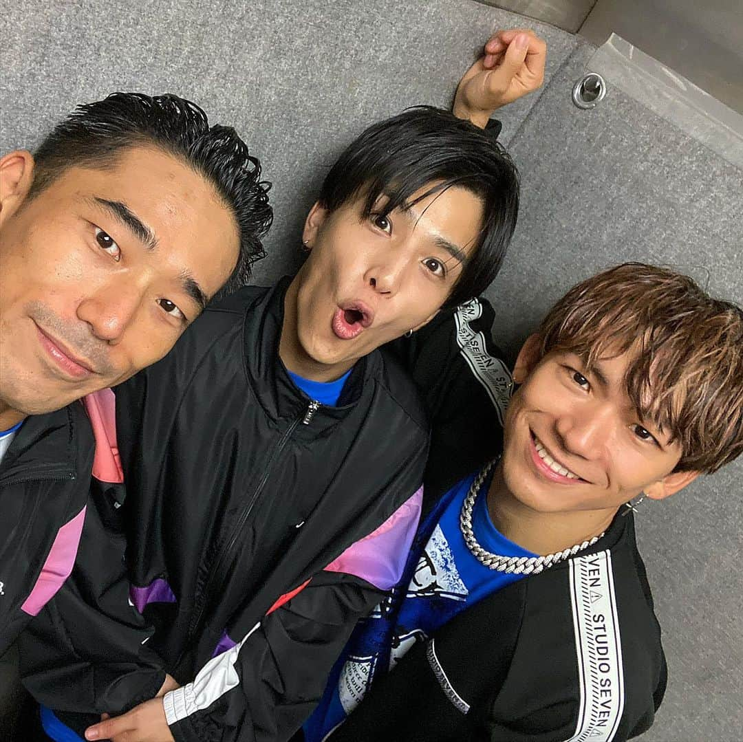 小林直己さんのインスタグラム写真 - (小林直己Instagram)「RAISE THE FLAG tour Osaka Day-1  Thank you for coming to our show!  @exile_naoto_  @takanori_iwata_official  #EXILE #三代目JSOULBROTHERS #三代目JSOULBROTHERSfromEXILETRIBE #三代目JSB #三代目 #3jsb #ldh #小林直己 #NaokiKobayashi  #RAISETHEFLAG #kyoceradome #jpop #jsb #japan #tour #show #大阪 #京セラドーム #ラタタダンス #EXILEミーグリのあと #エレベーターで一枚 #上目遣い」11月9日 21時49分 - naokikobayashi_works