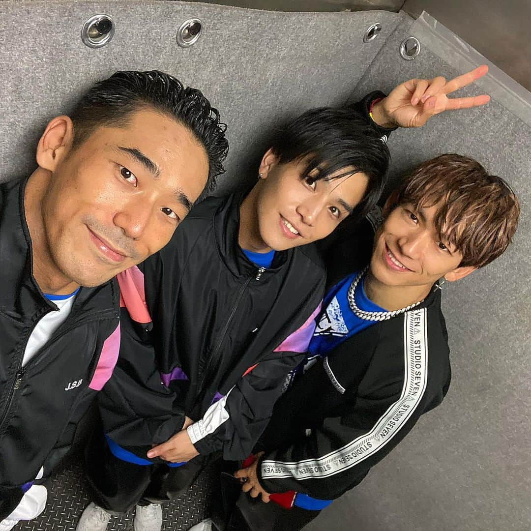 小林直己さんのインスタグラム写真 - (小林直己Instagram)「RAISE THE FLAG tour Osaka Day-1  Thank you for coming to our show!  @exile_naoto_  @takanori_iwata_official  #EXILE #三代目JSOULBROTHERS #三代目JSOULBROTHERSfromEXILETRIBE #三代目JSB #三代目 #3jsb #ldh #小林直己 #NaokiKobayashi  #RAISETHEFLAG #kyoceradome #jpop #jsb #japan #tour #show #大阪 #京セラドーム #ラタタダンス #EXILEミーグリのあと #エレベーターで一枚 #上目遣い」11月9日 21時49分 - naokikobayashi_works