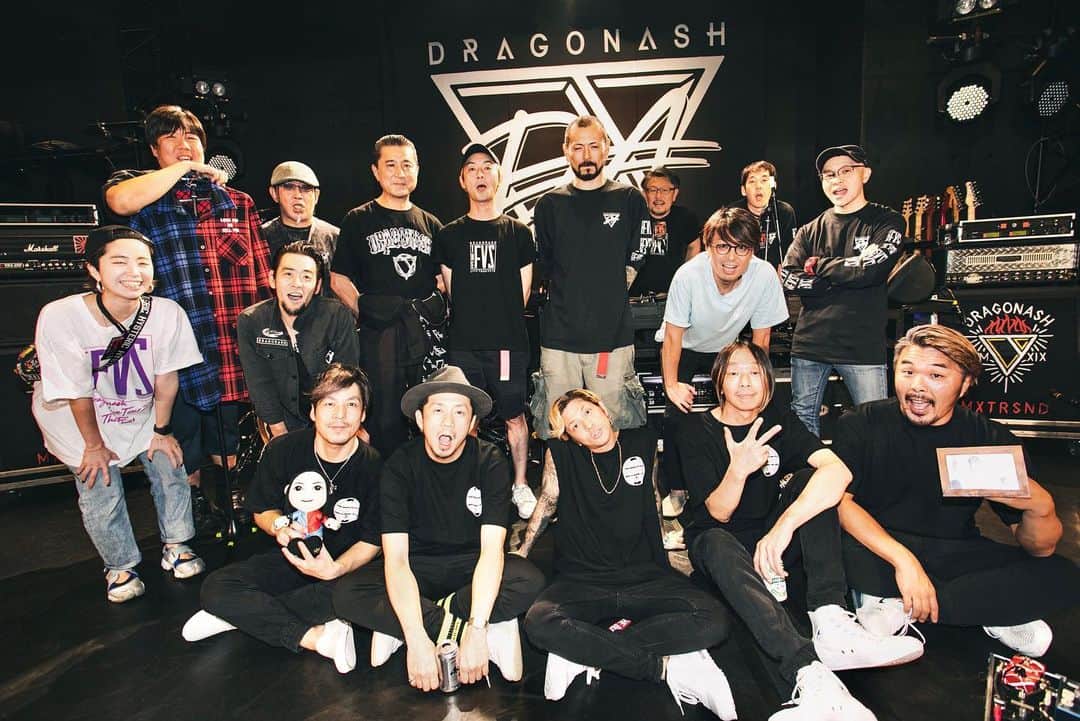 のインスタグラム：「Dragon Ash TOUR 2019  THE FIVES全公演終了！  本当に怒涛の日々だったなぁ… ひたすら曲覚えて リハしてLIVEして移動して みんなで飯食って  とにかく今言えるのは 飛び込んで　やってよかった  この日々はきっと俺にとって 決して忘れる事のない経験として 特別な何かになるでしょう  とっても濃厚な時間でした 関わってくれた皆様 ありがとうございました  photo by @nekoze_photo  #dragonash#fives #tourlife」