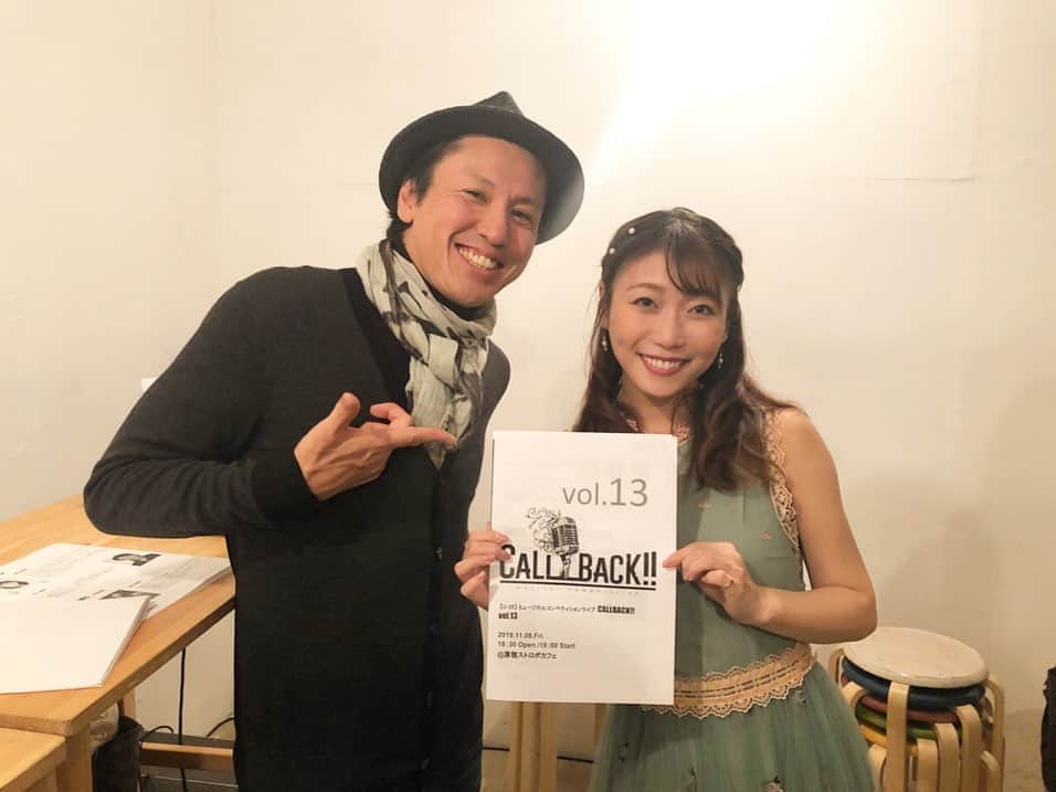 のインスタグラム：「昨日は【U-25】ミュージカルコンペティションライブ #callback25 の審査員をさせて頂きました📝 ・ ・ 優勝者には賞金とミュージカル作品への出演権が与えられ、また出演者全員に芸能事務所からのオファーやスカウトのチャンスがあるという大会です🥇 ・ ・ 誰が優勝するか予想のつかない、本当に本当にハイレベルな戦いでした。 ・ ・ “審査される側”に自ら立たれた勇気ある出場者の皆様に拍手喝采を送ります！ ・ ・ 優勝は#飯山玲南 さん。 歌と本人が絶妙に混ざり合い、湧き上がる感情を情熱的に、そしてfunnyに表現された飯山さんの2曲目、圧巻でした！おめでとうございます！ ・ 本当にハイレベルな戦いで（何度も言いたい）、ミュージカル界を目指す若き皆さんの歌のレベルの高さに講評しながら内心大興奮。（大会の趣旨通り厳し目の講評をさせていただきました🙇‍♀️） ・ なんと歌も一曲歌わせて頂き🎙 ・ 素晴らしい機会を頂き、ありがとうございました！ ・ これからもこの素晴らしい大会がずっと続いていきますように☺️✨ ・ #callback25 #musical #live #飯山玲南 #桂芽来 #菊地原宏太 #早田慎太郎 #田崎友也 #趙京來 #コンペティション #審査員」
