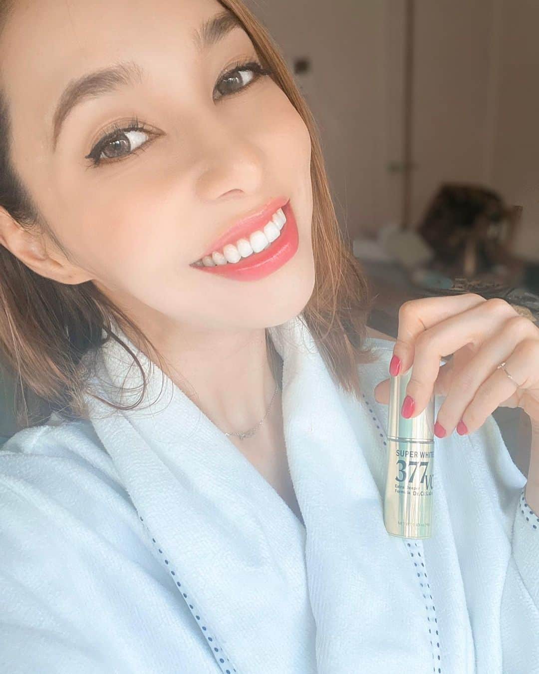 のインスタグラム：「#Review . 夏が終わって、紫外線ダメージを受けた肌のケアに ドクターシーラボのスーパーホワイト377VCを使い始めました。 生ビタミンC配合のクリームタイプ美容液☝️ 軽いテクスチャーなので、メイクの邪魔にならないのも好き❤︎ 保湿力もあるから、気に入ってます😌❤️ 今なら1000人に当たるモニターキャンペーンやってるみたいです！詳しくはスーパーホワイト377で検索してみてね . . Esse serum da Dr.Ci:Labo tem efeito antienvelhecimento, clareia as manchinhas e hidrata super bem❤️☝️💕 . . .  This Dr.Ci:Labo serum has anti-aging effect, lightens the spots and make my skin smooth 😌💕 . . .  #秘密は377 #PR #ドクターシーラボ」