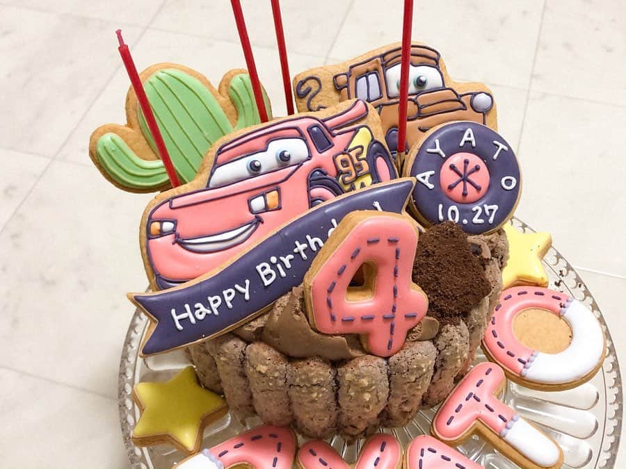 金澤絵美利さんのインスタグラム写真 - (金澤絵美利Instagram)「・２０１９／１１／０９-☀️・ . . 長男次男の誕生日ケーキについて めちゃくちゃお問い合わせを頂いたので、、😳💕 . 今年の誕生日ケーキの装飾は @refrain_2 さんにお願いしました❤️ . 次男のケーキは手作りで 長男はチョコケーキを買い オーダーしていたクッキーを 飾り付けさせて頂きました🍪 . めちゃくちゃおいしい上に クッキーがとっても可愛くて 長男、、大喜びでした😍😍😍 . Thankyou @refrain_2 ❤️❤️❤️❤️ . . #birthdaycake#birthday #disney#cars#icingcookies #誕生日ケーキ#バースデーケーキ #誕生日#1歳#4歳#男の子兄弟 #ディズニー#カーズ#アイシングクッキー」11月9日 22時00分 - emiristyle