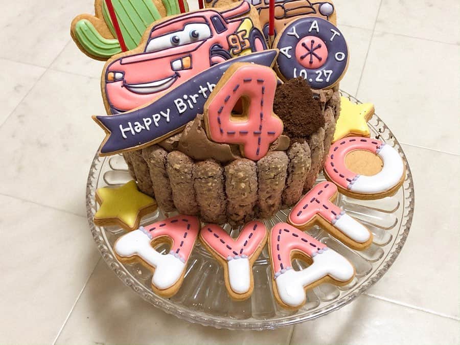 金澤絵美利さんのインスタグラム写真 - (金澤絵美利Instagram)「・２０１９／１１／０９-☀️・ . . 長男次男の誕生日ケーキについて めちゃくちゃお問い合わせを頂いたので、、😳💕 . 今年の誕生日ケーキの装飾は @refrain_2 さんにお願いしました❤️ . 次男のケーキは手作りで 長男はチョコケーキを買い オーダーしていたクッキーを 飾り付けさせて頂きました🍪 . めちゃくちゃおいしい上に クッキーがとっても可愛くて 長男、、大喜びでした😍😍😍 . Thankyou @refrain_2 ❤️❤️❤️❤️ . . #birthdaycake#birthday #disney#cars#icingcookies #誕生日ケーキ#バースデーケーキ #誕生日#1歳#4歳#男の子兄弟 #ディズニー#カーズ#アイシングクッキー」11月9日 22時00分 - emiristyle