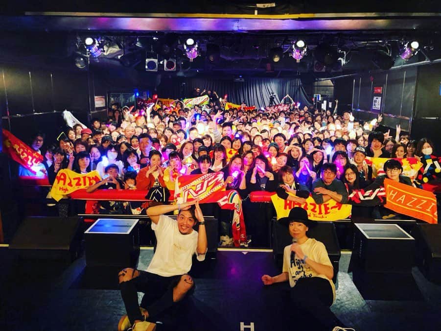 ハジ→さんのインスタグラム写真 - (ハジ→Instagram)「‪High and Touch。ツアー‬ ‪３公演目、‬ ‪岡山ライブ終了〜っ🍑‬ . ‪たくさんの元気玉！！‬ ‪ありがとう〜！！‬ ‪超盛り上がったね🔥🤗‬ . ‪連続で来てくれてる人は‬ ‪●●●の変化に驚いたでしょ⁉️🎤♪👀‬ . ‪はっはっは🔥‬ . ‪次は明日11/10、名古屋‼‬ ‪. 明日もやばいことに しちゃうよっ❣️👀 . でら楽しみ😍‬ ‪当日券あるよ待ってるよ〜〜🙌‬ . . . 11/10(日)【愛知】 名古屋ダイアモンドホール OPEN 16:30 / START 17:00 問：サンデーフォークプロモーション 052-320-9100（月～日10：00～18：00） . . ‪#ハイアンドタッチツアー‬ #岡山 #くせがつよいんじゃ  #hazzie #ハジー #ハジ #クレイジーママキングダム  #桃 #ももー #ももぉぉぉぉお 🍑」11月9日 22時03分 - hazzie840