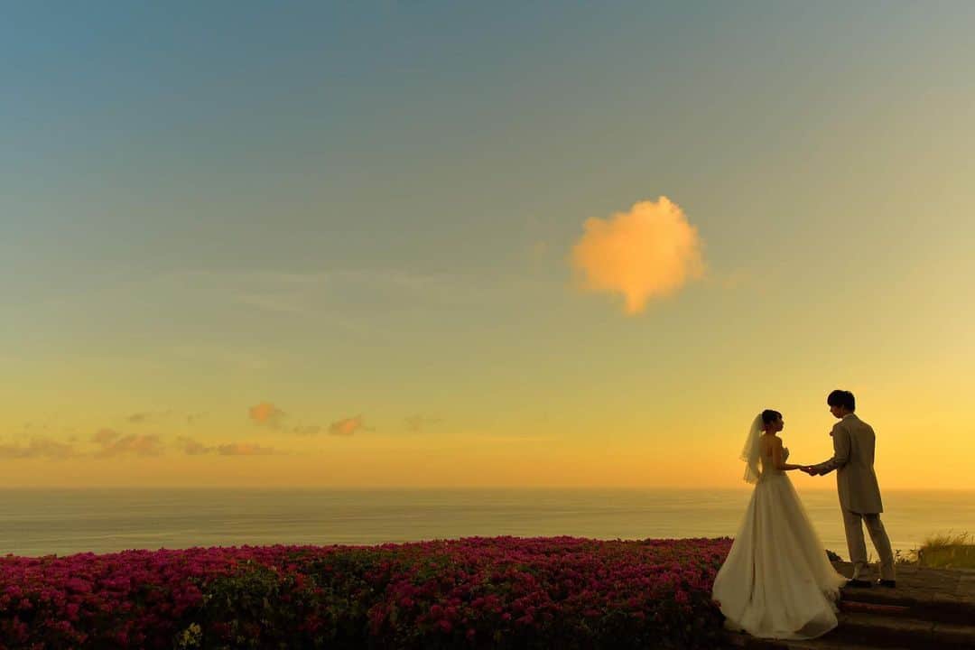 H.I.S. ウェディング（エイチ・アイ・エス）さんのインスタグラム写真 - (H.I.S. ウェディング（エイチ・アイ・エス）Instagram)「* * #バリ島 #ティルタウルワツ * * 空に水分がたくさんあるときにでる紫の夕陽💜 幻想的でいつまでも見ていられる景色です☺️ 一日の移り変わりをしっかり堪能できるのもバリ島の魅力❗️ * * 📍Wedding at ティルタウルワツ 📍Time 17:00 * * —————————————————————— ／ 📣バリ島ウェディングキャンペーン中 ＼ フォロー&リポストでバリ島の人気ホテル宿泊券やSPA、ディナーを合計3組様にプレゼント🥥 ※何回投稿してもOK!多い方が当たるかも！？ 詳しくはハイライトから見てね💗 * * * 🤷‍♀️海外挙式ってどんな感じ🙄？予算は？ 準備期間は？まずどうしたらいいの？🤦‍♀️ など、疑問や質問があれば気軽にコメントしてね😉❣️ * * #hisウェディング #バリ島ウェディング  #海外挙式 #海外ウェディング #結婚式準備 #プレプレ花嫁 #幸せバトン #日本中のプレ花嫁さんと繋がりたい #ゼクシィ2019  #タビ嫁 #tabijyo_wedding #2019冬婚 #2020春婚 #プロポーズ #理想の結婚式  #his卒花 #海外挙式準備 #ハワイウェディング #撮影ポーズ #フォトウェディング　#海外花嫁 #式場探し中 #海外ウェディングフォト #リゾートウェディング #プレゼント企画 #結婚式は旅だ #リゾ婚  #ティルタウルワツhis」11月9日 22時07分 - his_wedding