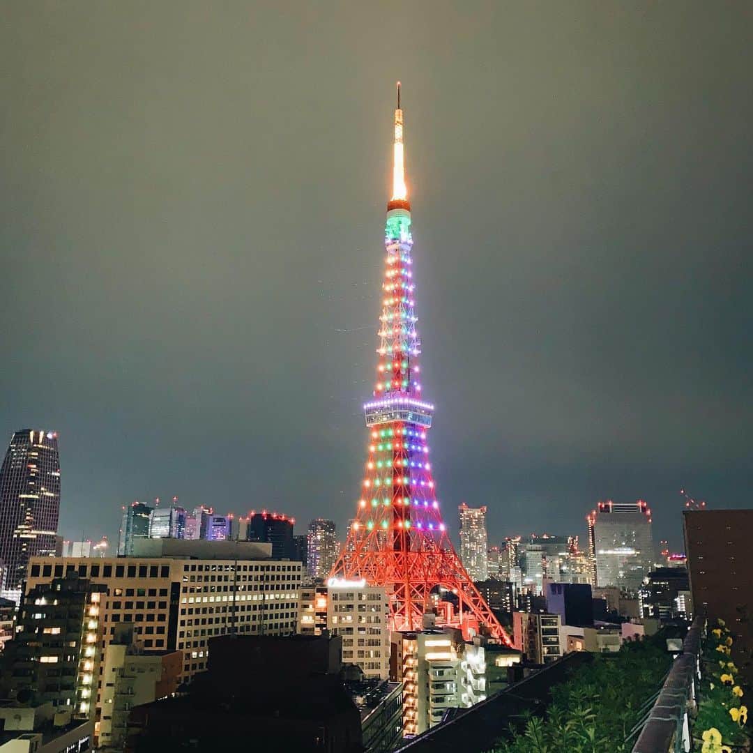 クリスティン・ウェイのインスタグラム：「What a beautiful night. Just chilling at home #chill #tokyotower #tokyo #goodnight」
