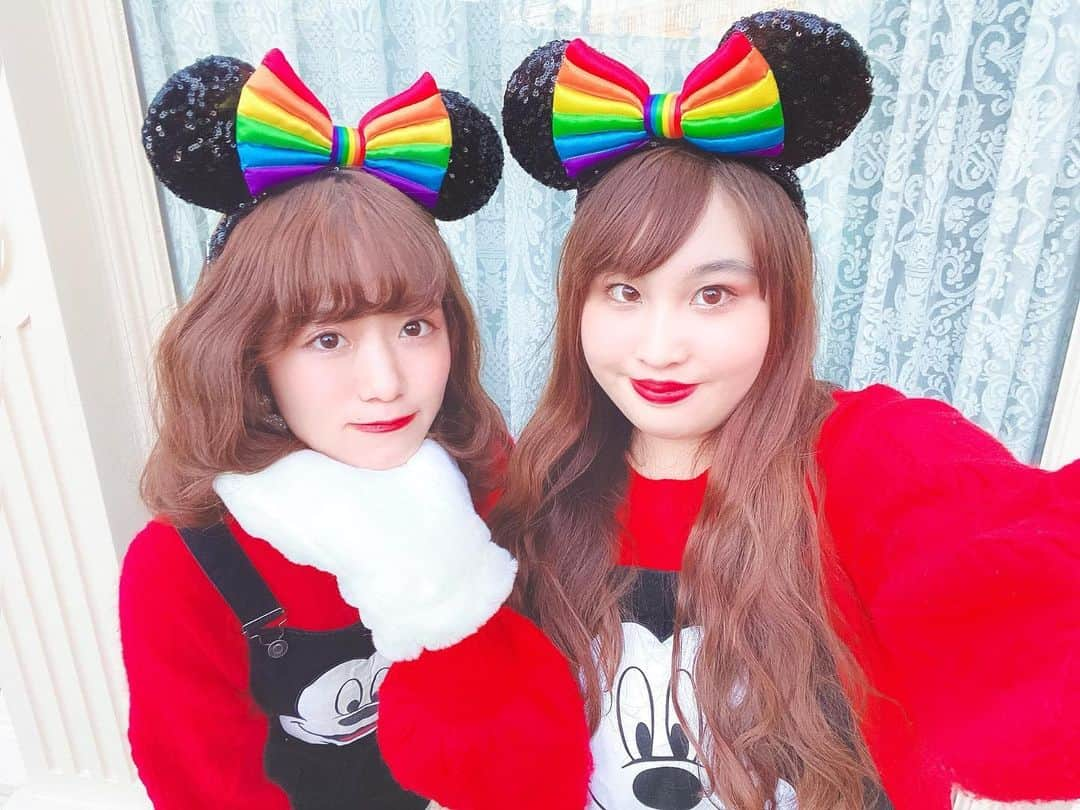 Kanaさんのインスタグラム写真 - (KanaInstagram)「ㅤ ㅤ ayakana twins 🐭🌈❤️ ㅤ ㅤ ㅤ ㅤ ずっと２人で被りたかった レインボーカチューシャ❤️ ㅤ 私が付けてるのはさきが アウラニで買ってきてくれたやつで あやかが付けてるのは 私のお兄ちゃんにカリフォルニアで 買ってきてもらったやつ！ ㅤ ㅤ あやかにプレゼントしました🥰 ㅤ ㅤ ㅤ 今日のメインコーデは レインボーじゃないんだけど 一緒に付けれて嬉しかったから これ先に載せちゃう🙌🏻💭💘 ㅤ ちなみに今日は ノーカラコンdayでした👀 ㅤ ㅤ ㅤㅤ ㅤ ㅤ ㅤ #aya_kana ㅤ #kana_disney ㅤ ㅤ #東京ディズニーランド #ディズニーランド #東京ディズニーリゾート #ディズニークリスマス #双子コーデ #スパンコールカチューシャ #レインボーカチューシャ #レインボー #ミッキー #ミッキーマウス #ミトン #tokyodisneyland #tdl #tokyodisneyresort #tdr #disneyland #twinscode #mickeymouse #rainbow」11月9日 22時15分 - kalnnas2