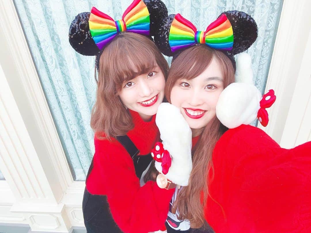 のインスタグラム：「ㅤ ㅤ ayakana twins 🐭🌈❤️ ㅤ ㅤ ㅤ ㅤ ずっと２人で被りたかった レインボーカチューシャ❤️ ㅤ 私が付けてるのはさきが アウラニで買ってきてくれたやつで あやかが付けてるのは 私のお兄ちゃんにカリフォルニアで 買ってきてもらったやつ！ ㅤ ㅤ あやかにプレゼントしました🥰 ㅤ ㅤ ㅤ 今日のメインコーデは レインボーじゃないんだけど 一緒に付けれて嬉しかったから これ先に載せちゃう🙌🏻💭💘 ㅤ ちなみに今日は ノーカラコンdayでした👀 ㅤ ㅤ ㅤㅤ ㅤ ㅤ ㅤ #aya_kana ㅤ #kana_disney ㅤ ㅤ #東京ディズニーランド #ディズニーランド #東京ディズニーリゾート #ディズニークリスマス #双子コーデ #スパンコールカチューシャ #レインボーカチューシャ #レインボー #ミッキー #ミッキーマウス #ミトン #tokyodisneyland #tdl #tokyodisneyresort #tdr #disneyland #twinscode #mickeymouse #rainbow」
