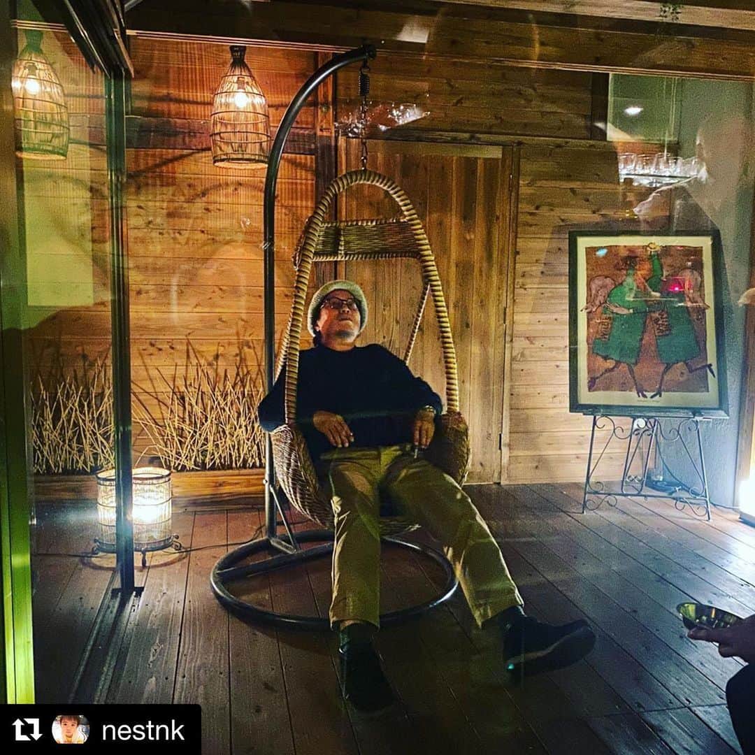 江口寿史のインスタグラム：「水俣にこんな店が！？という渋いワインバーにて。  #Repost @nestnk with @get_repost ・・・ ‪江口先生まったり中。‬」