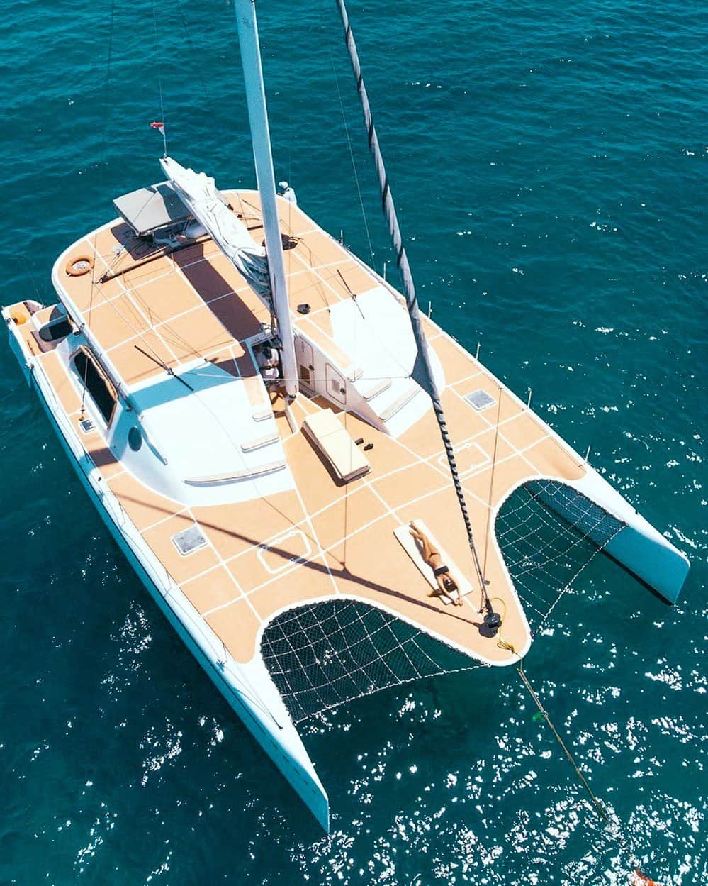 のインスタグラム：「We had a boat party by our selves ⛵️ Just me and my bf and our friends on the boat #private ⛵️💕 私は人混みも知らない人たちと乗り合いでツアーもあんまり得意じゃないから、船で遊ぶ時は絶対プライベートがいい派💕 とゆーことで勝手にボートパーティー🥳  船長さんと私と彼とうちらの友達だけ💕 音楽も自由飛び込み自由！最高💕 自分たちだけのパーティーは大好き🥳 私とそれをドローンで撮ってる　@light_worker_boy ⛵️見えるかな？ こんな綺麗な世界を目の前にすると ちっぽけな悩みなんて一気に吹っ飛ぶよね💕 最高な思い出⛵️」