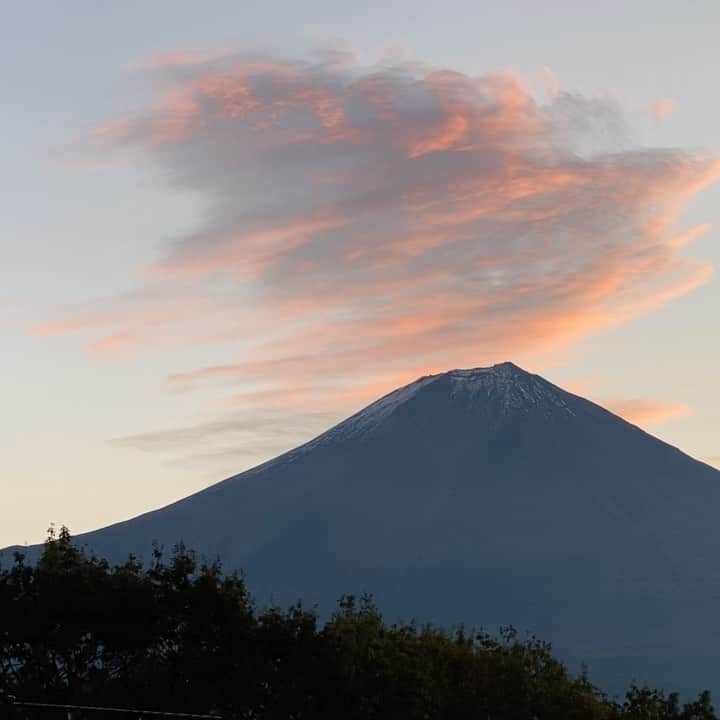 phantastic420のインスタグラム：「. 🤩🤩“Shizuoka” prefecture in Japan is a place where you can see the most “phantastic” Mt. Fuji🗻 in the world.🤩 #富士山 #mtfuji #japan #shizuoka #fujinomiya  #phantastic420photography #mostphantasticmtfuji #selamatpagi  #goodmorning  #おはようございます 😇😇😇😇😇😇😇🗻😇😇」
