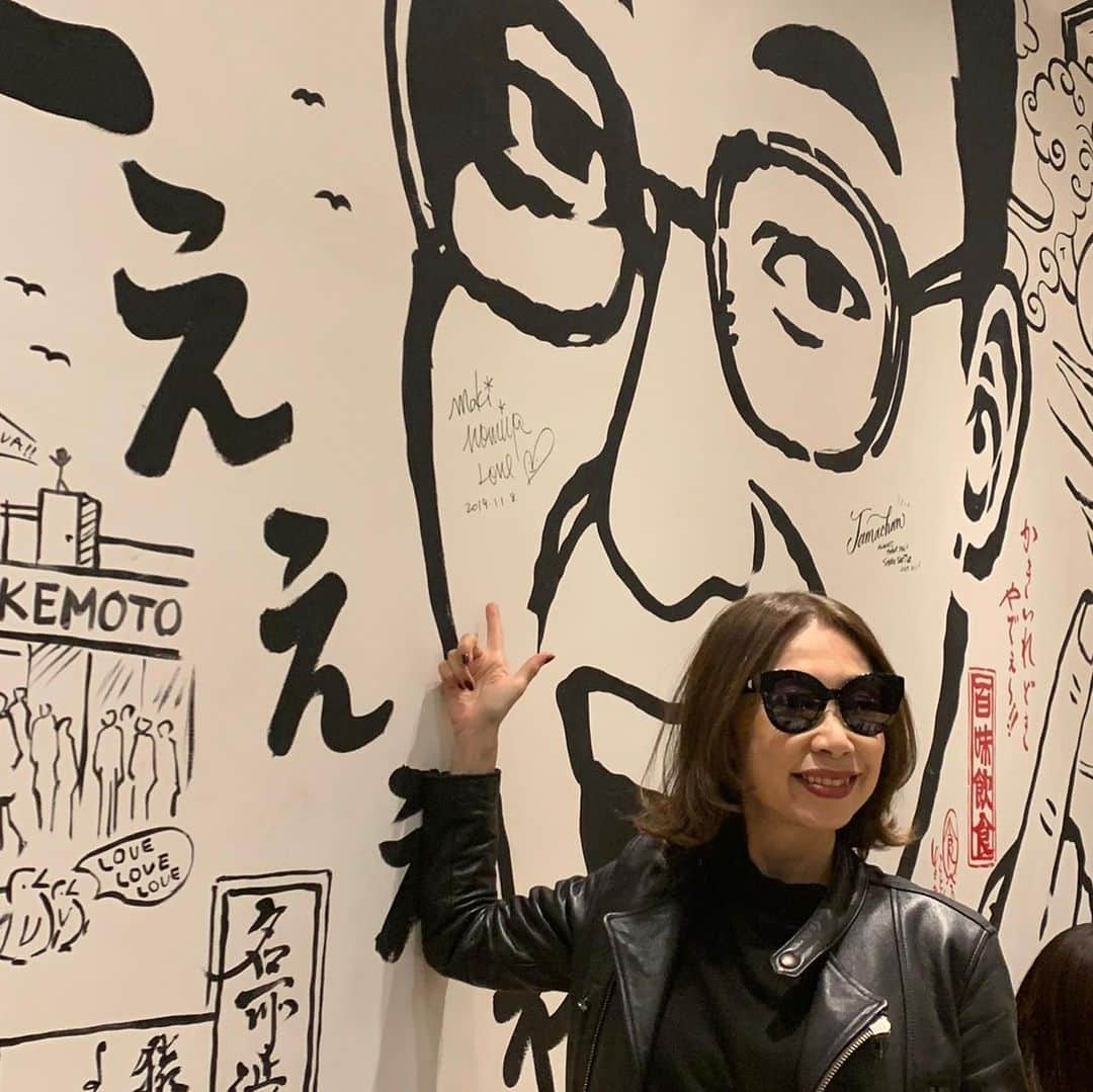 野宮真貴さんのインスタグラム写真 - (野宮真貴Instagram)「初渋谷スクランブルスクエア！ お好みたまちゃんオープンおめでとう㊗️ ビュリーのみなちゃんにも会えた！ キュアバザーにもご挨拶💅プロデュースさせて頂いた、今の季節にぴったりのカラー"パリジェンヌ"と"コスモス"ございます。是非！ #初渋谷スクランブルスクエア #お好みたまちゃん #officineuniversellebuly #kurebazaar #野宮真貴 #﻿missmakinomiya﻿」11月9日 22時31分 - missmakinomiya