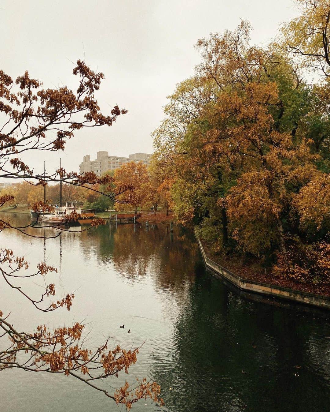 STIL IN BERLINのインスタグラム：「What we talk about when we talk about Berlin’s dark season.」