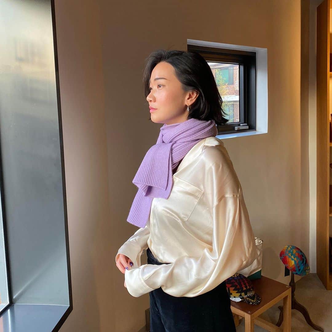 チャン・ユンジュのインスタグラム：「어느덧 11월이 되었네요. 오랜만에 인사드려요.  저는 감기몸살로 조금 아팠어요. 모두들 감기 조심 하셔요.  추운 겨울을 따뜻하게 전하는 머플러 선물을 준비해 보았습니다.  몽골에서 제작한 100% 캐시미어는 제가 직접 참여하여. @trvr.cc 에서 처음 선보이는 제품입니다.  저의 오랜 친구 @nanankang 나난의 그림엽서도 함께 전해져요. 연말연시 따뜻한 마음이 더해지길 바라며. 💜🧶🧣🙏🏻 _ #trvr #we_are_traveler  #trvr캐시미어 #라벤더사랑  #나난 #나난그림」