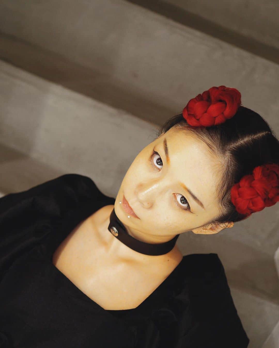 si ouxのインスタグラム：「くま耳っぽい髪型にしてみました。根元黒がいい感じにはまってる﻿ 先月受けたハイフのその後を記します。﻿ ﻿ ﻿ ﻿ こういう修正しながら予防しながらっていう術は、”もしやってなかったら”との比較ができないもの。﻿ 弾力の落ちてきた肌が重力を一手に浴びずなんとか保ててるのはハイフのおかげだと思ってます。﻿ 感動って時間が経つと当たり前に思えちゃうんだよな。﻿ もしも何もしてなかったら今頃、だるぼよの骸骨顔かもしれないんだ・・・恐ろしい。﻿ ﻿ ﻿ ﻿ ﻿ だから、できれば毎日打ちたい！と思うんだけど﻿ 医療用のハイフは3ヶ月に1度くらい、間を空けないとダメなんだそう。(美しき永峯先生談)﻿ それだけ威力があるということなのかと思います。﻿ 私が打ってるのは #ソノクイーン という機種です。﻿ ﻿ 写真２枚目のようにジェルを塗布した上から機械を当てます。ぐいぐいくる感覚はあるけど、痛いってほどではないって感じ。﻿ 1時間もあればすべて終了。﻿ ﻿ ﻿ ﻿ 目の下のたるみ取りの時もそうだったけど、男女問わず反響があるのが興味深い！脱毛もよく聞かれる。﻿ 私を症例として参考にしていただければ幸いです。﻿ ﻿ ﻿ ﻿ ﻿ @tcbginza @tcbnagamine﻿ #リフトアップならTCB東京中央美容外科 #美容整形ならTCB東京中央美容外科 #東京中央美容外科 #美容外科 #銀座 #東京中央美容外科銀座院 #永峯祥子 #HIFU #ハイフ #ソノクイーン #リフトアップ #PR」
