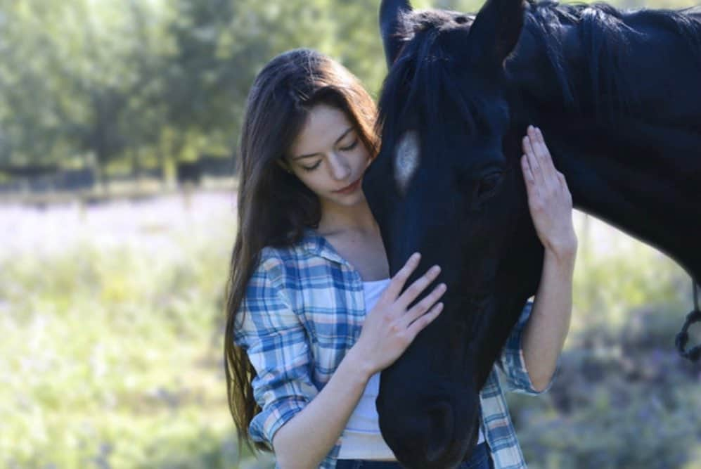 マッケンジー・フォイのインスタグラム：「Black Beauty💕 #blackbeautymovie」