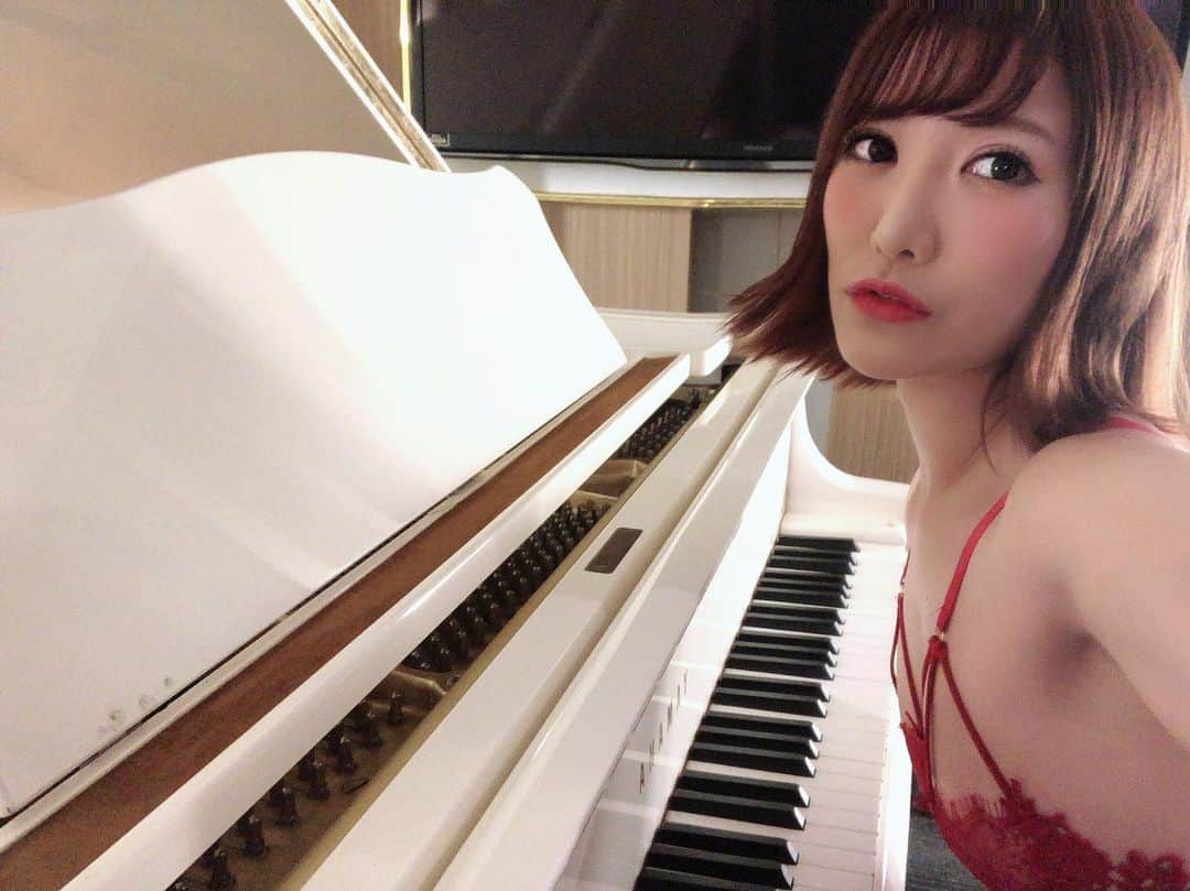 小峰みこさんのインスタグラム写真 - (小峰みこInstagram)「一応ピアノ弾けるよー🎹😊 . #拍照 #撮影 #촬영 #グランドピアノ #yamaha #内衣 #Pakaian #속옷 #lingerie #性感的 #naughty #horny #漂亮 #Manis #可爱」11月9日 22時36分 - mico_19911201